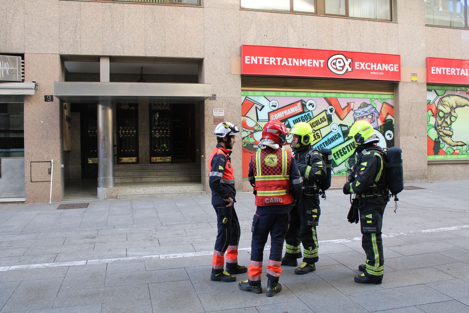 bomberos-y-policia-local-en-la-calle-bientocadas-por-olor-a-gas-14