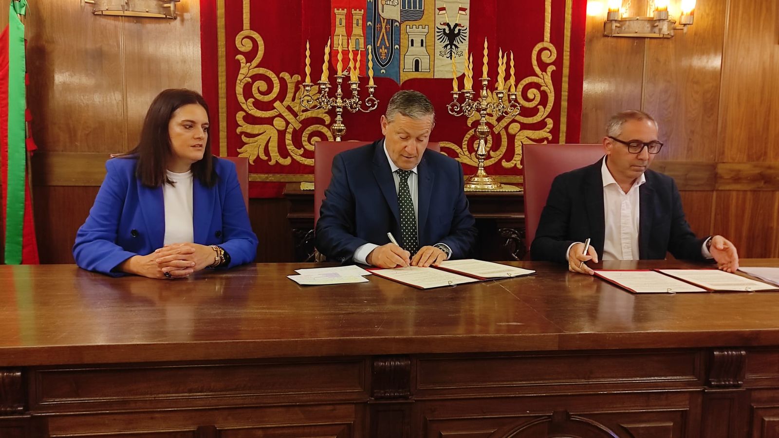 Javier Faúndez, presidente de la Diputación de Zamora, junto a José Luis Hernández Merchán, decano del Colegio Oficial de Peritos e Ingenieros Técnicos Industriales de Zamora, y Natalia Ucero, diputada de Asistencia Técnica a Municipios, Arquitectura y Urbanismo, firman un nuevo convenio de colaboración para agilizar todos los trámites administrativos.
