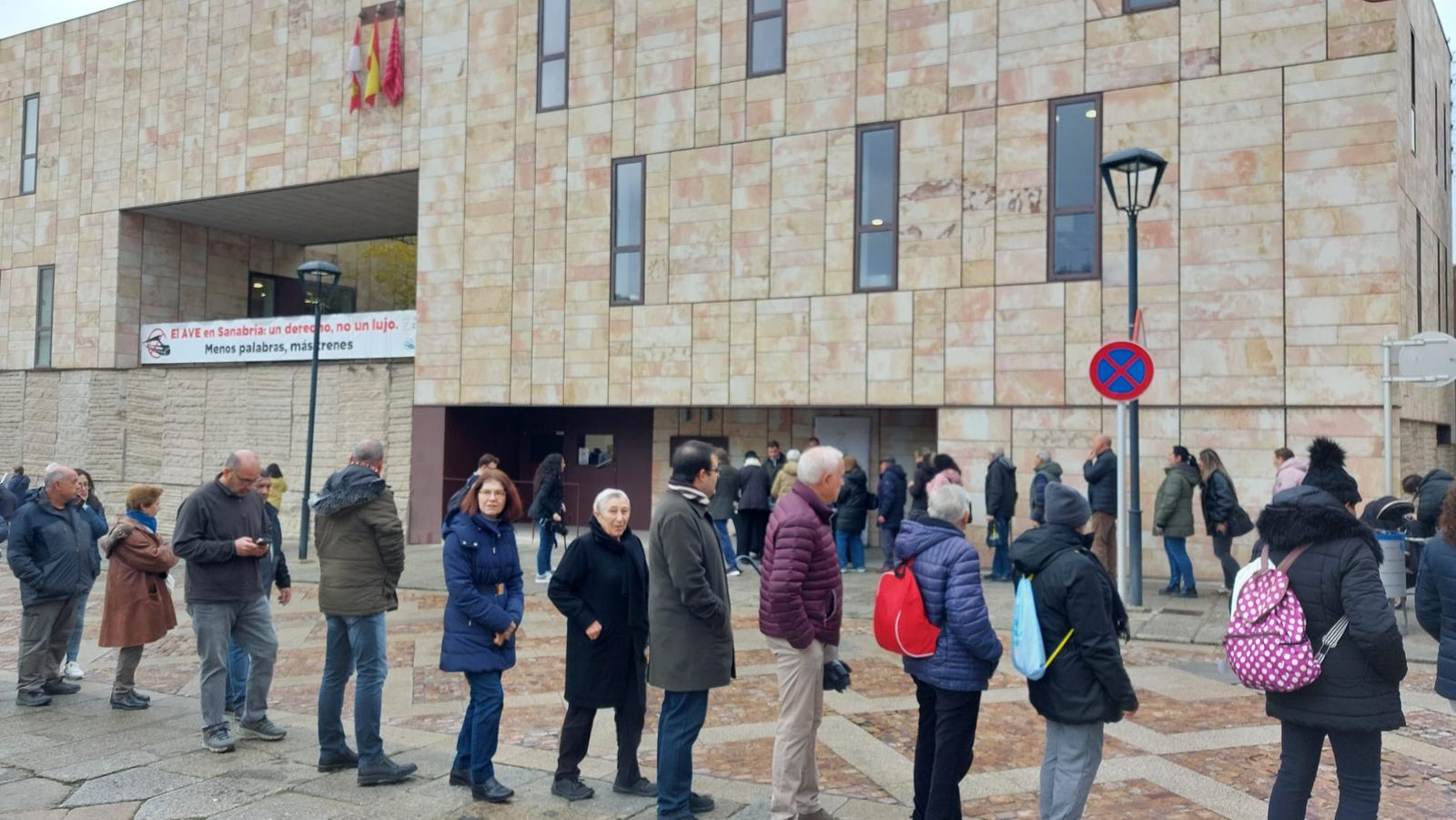 Colas para conseguir un calendario de la Diputación este jueves