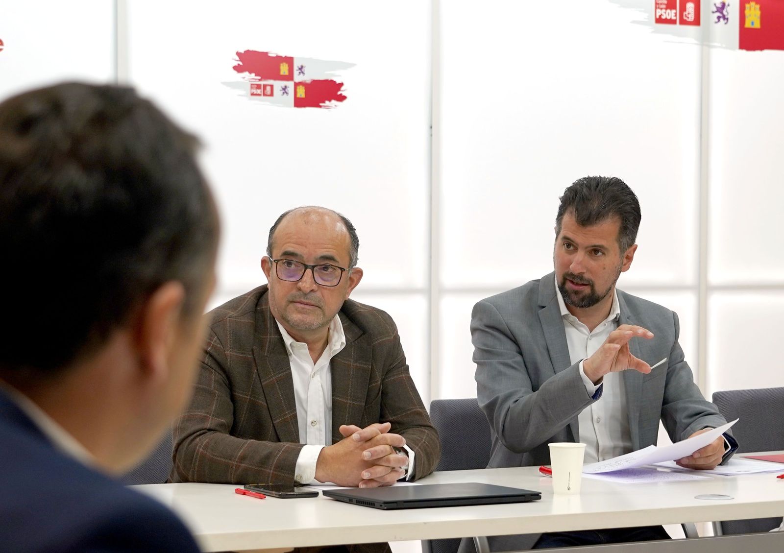 Luis Tudanca junto al coordinador de diputados del Partido Socialista por el distrito de Bragança, Sobrino Teixeira. ICAL