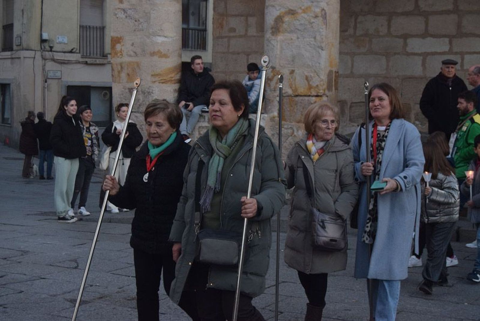 las-candelas-vuelven-a-unir-la-iglesia-de-san-juan-con-la-de-san-vicente-85
