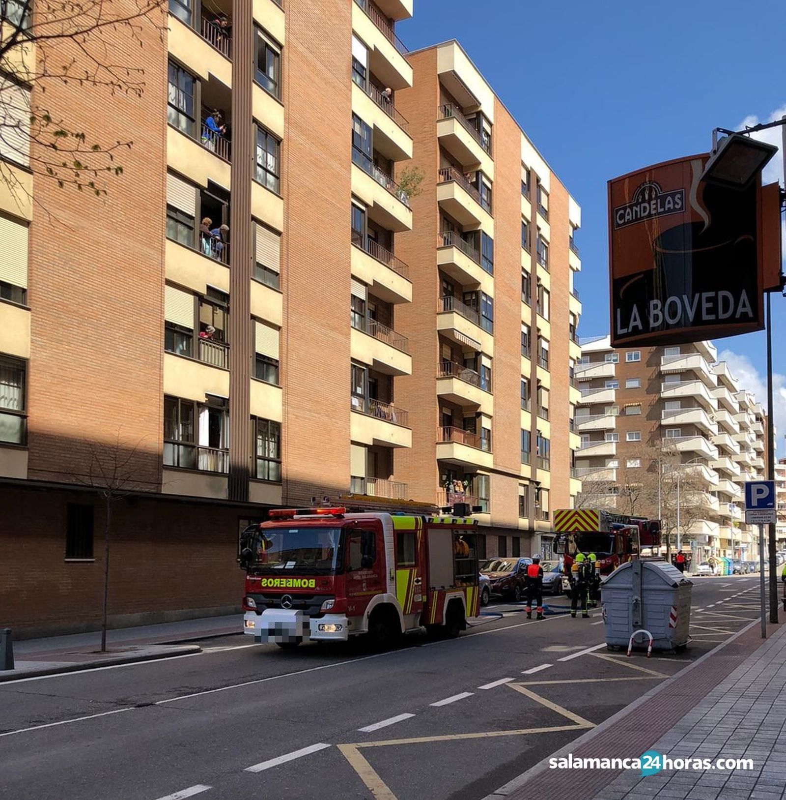 Bomberos en calle del Doctor Gómez Ulla (25 3 2020) (3)