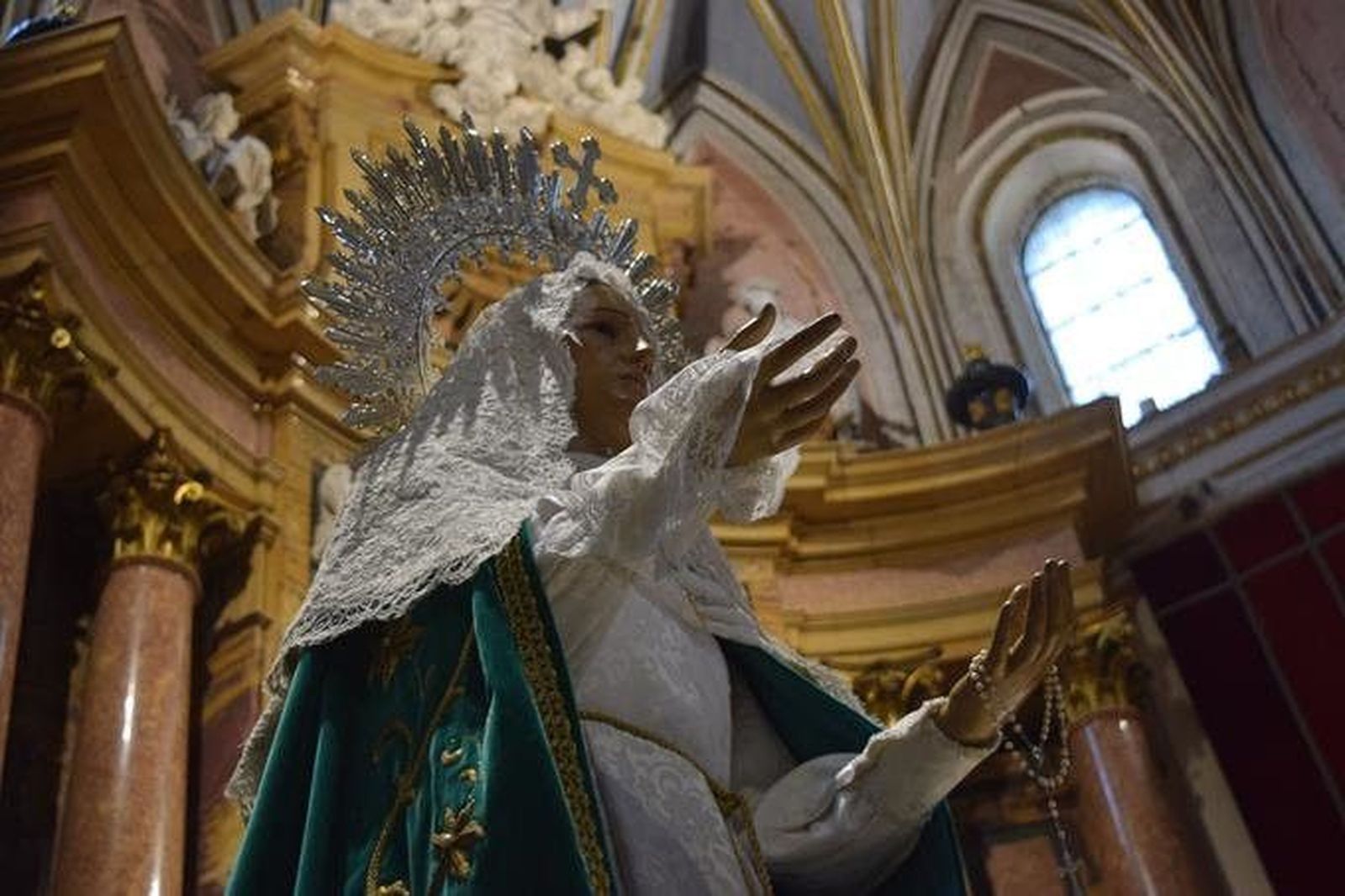 Imposición de medallas y entrega de varas a los nuevos miembros de la Cofradía de la Esperanza