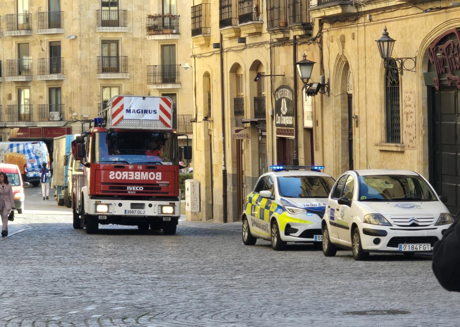 Bomberos de Salamanca y Policía Local en la Rúa Antigua