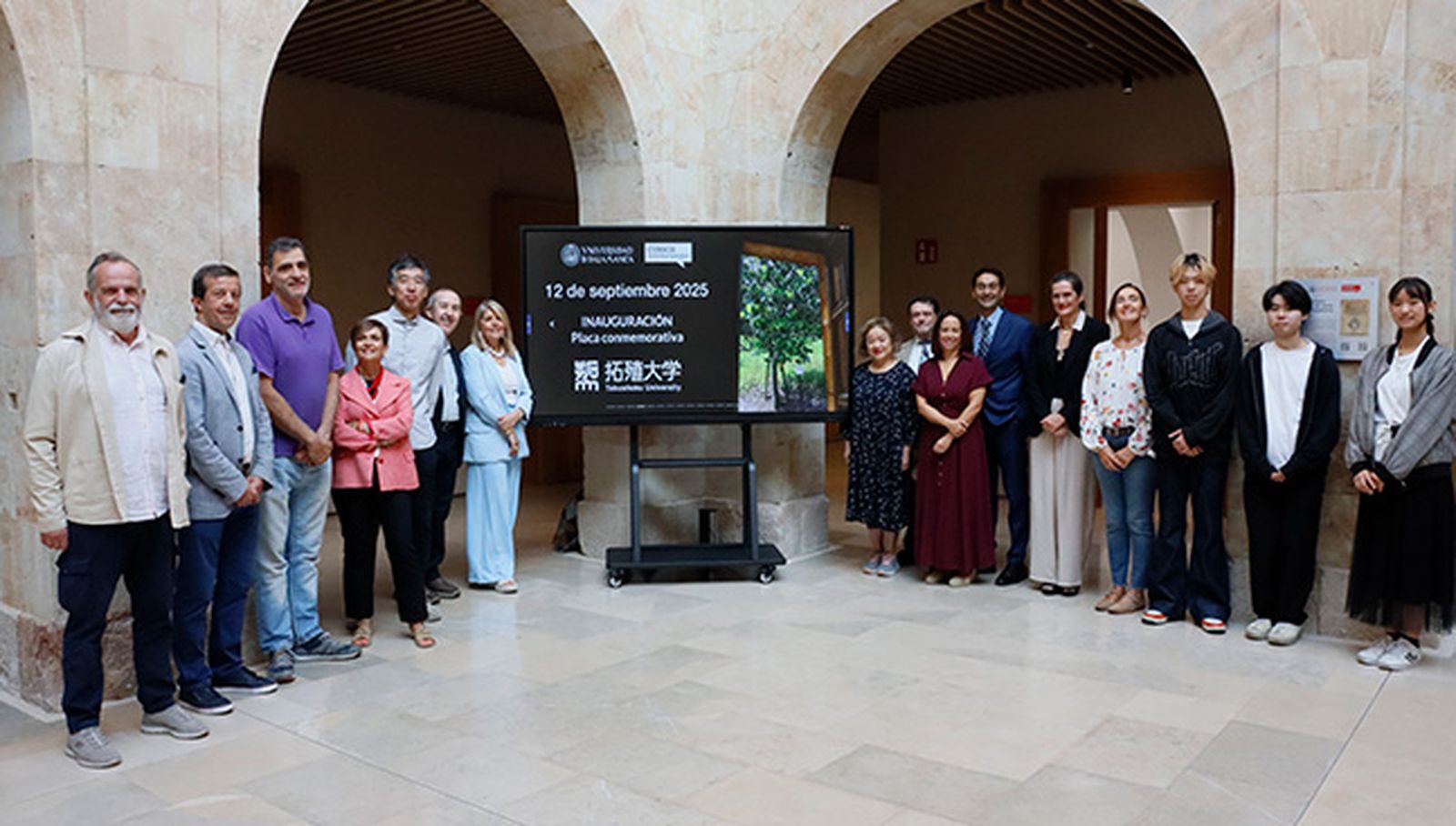 La USAL homenajea a la Universidad Takushoku con una placa conmemorativa por su compromiso con el español