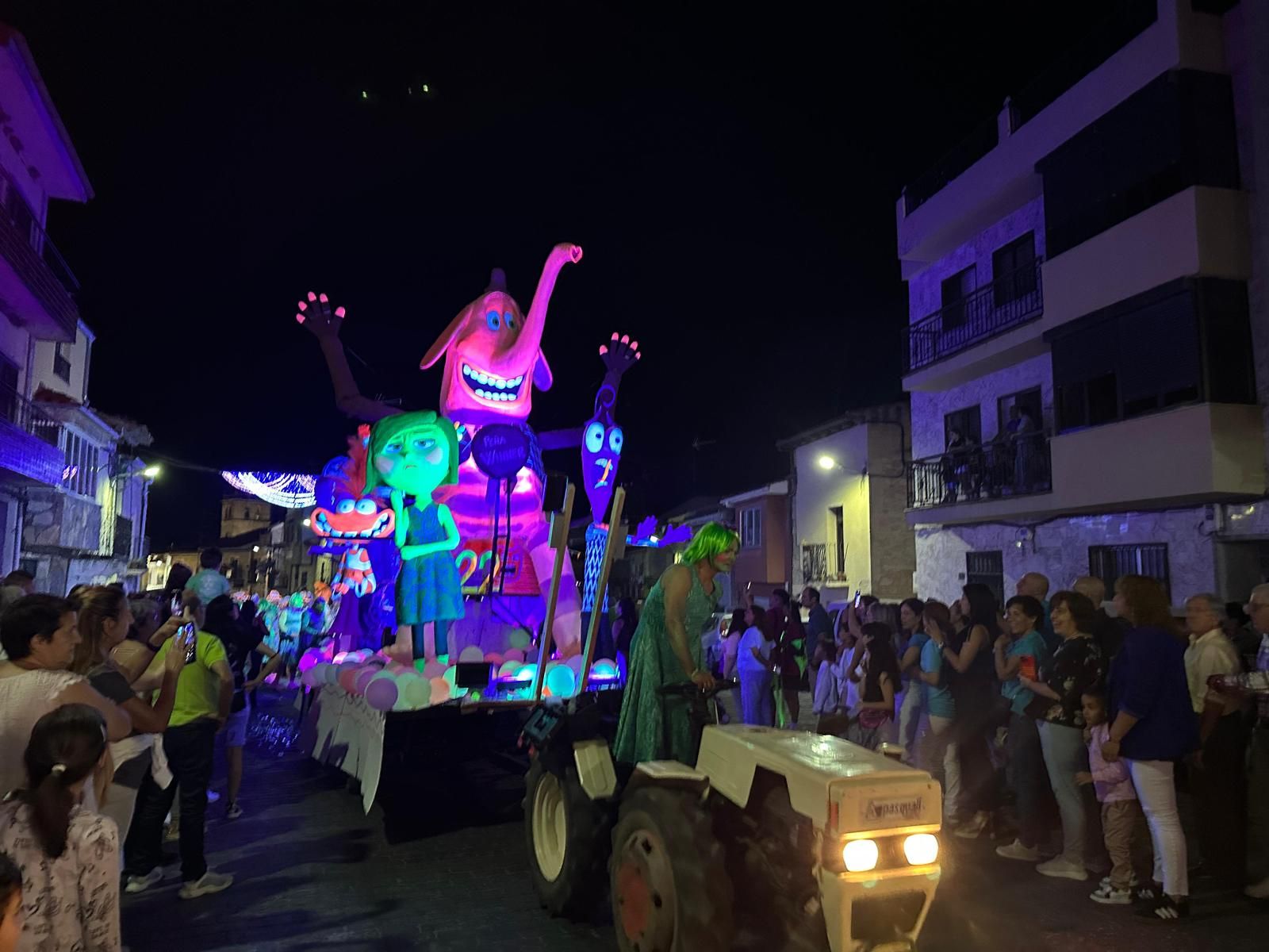El desfile de carrozas de Aldeadávila vuelve a llenar de luz y color las calles en sus fiestas
