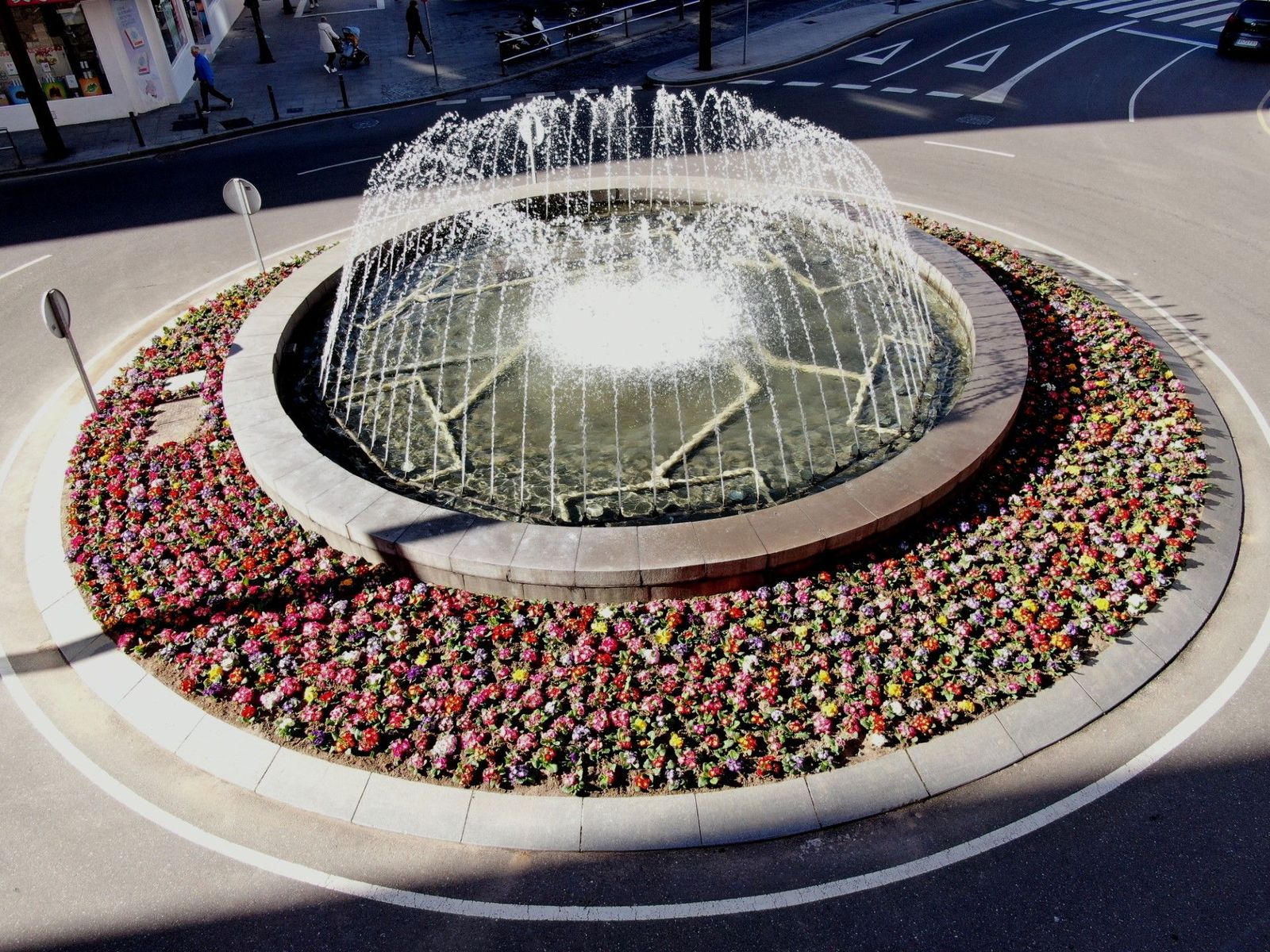 La fuente de la plaza Alemania 'florece' por Semana Santa