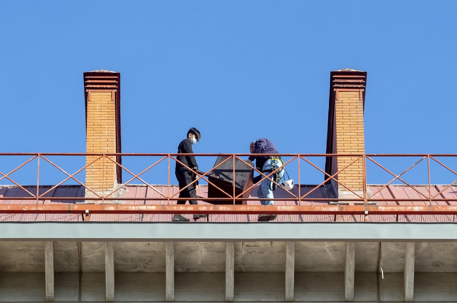 Instalación de una caja nido para un halcón en la Comandancia de la Guardia Civil   Foto Agencia ICAL