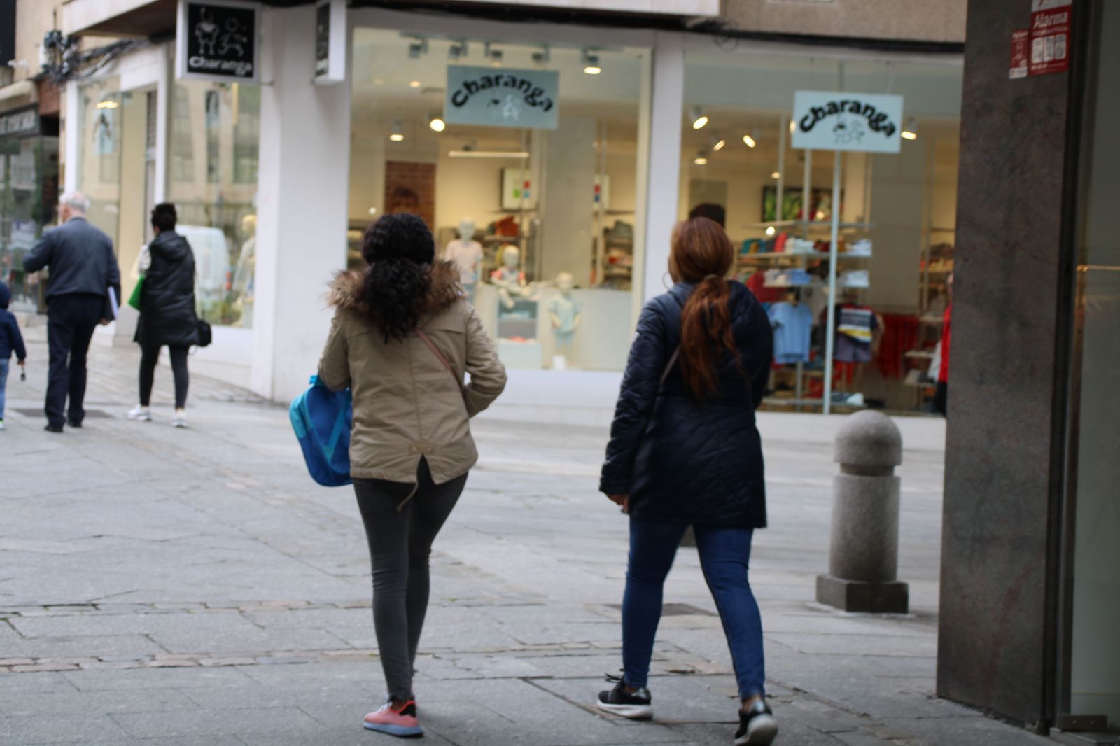 Dos mujeres caminando o paseando por la calle de Zamora