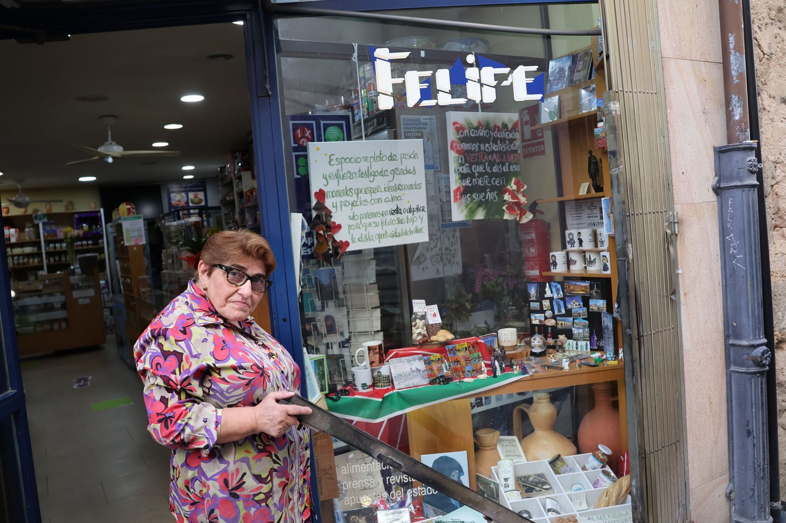 Rosi, dueña junto a Felipe del Kiosko abre la puerta para empezar la jornada.