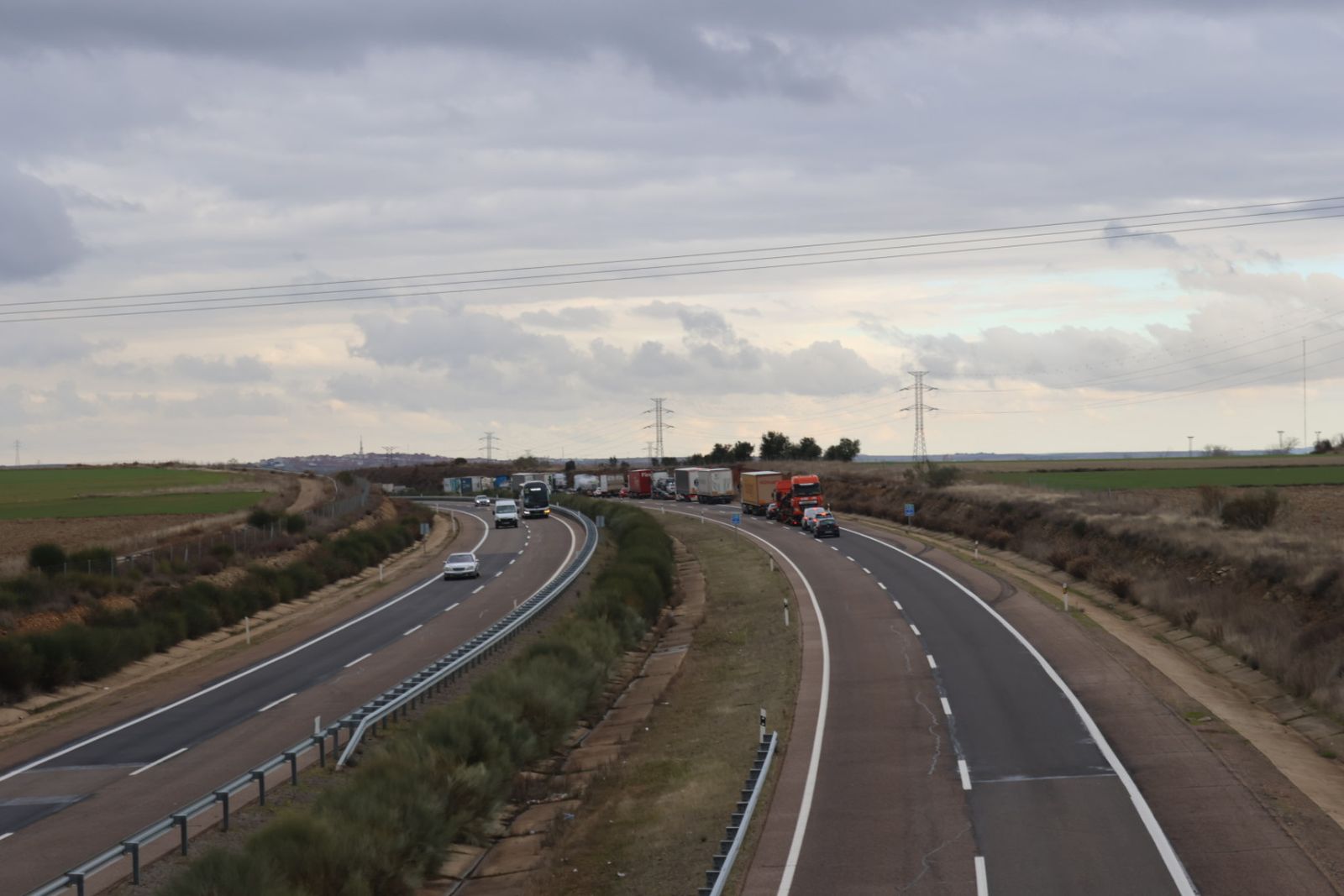 Un camión vuelca en la A-62 tras un accidente y corta la autovía a su paso por Salamanca