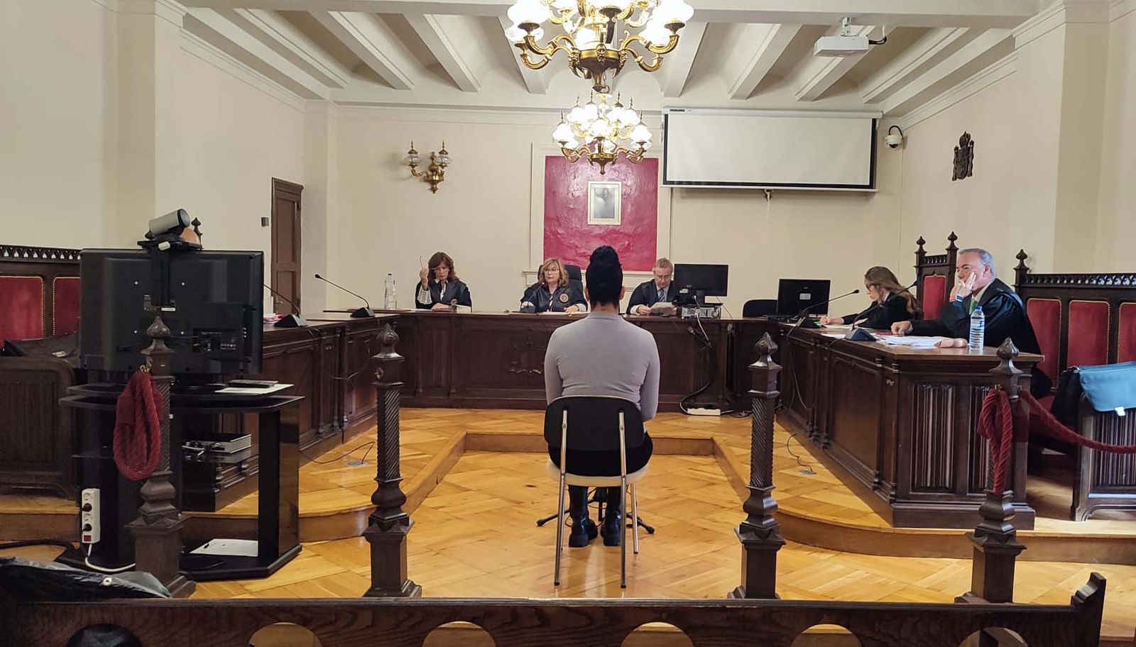 Juicio contra la acusada de estafa a la mujer mayor para la que trabajaba