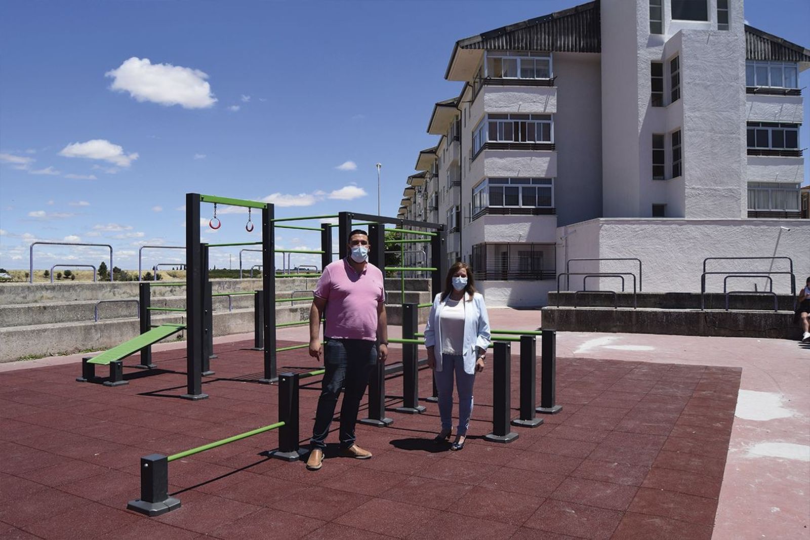 El concejal de Obras, Antonio Poveda, y la alcaldesa de Peñaranda, Carmen Ávila, en el nuevo parque de calistenia
