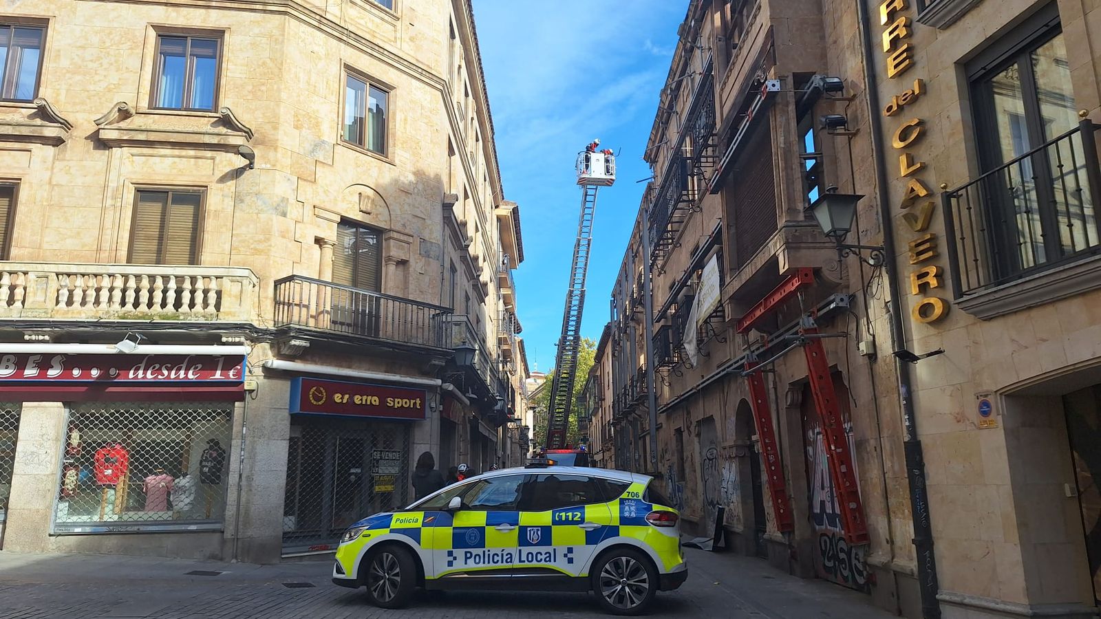 Los Bomberos y la Policía Local de Salamanca retiran una chapa en riesgo de caída en la calle Consuelo