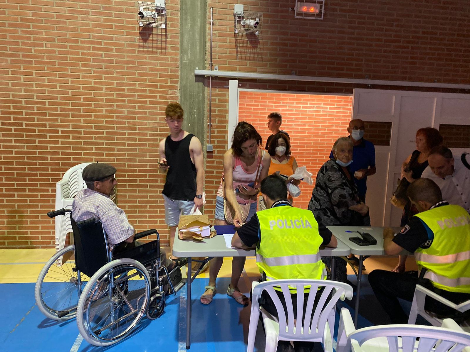 Imagen de los desalojados llegando a la Ciudad Deportiva. Foto: María Lorenzo
