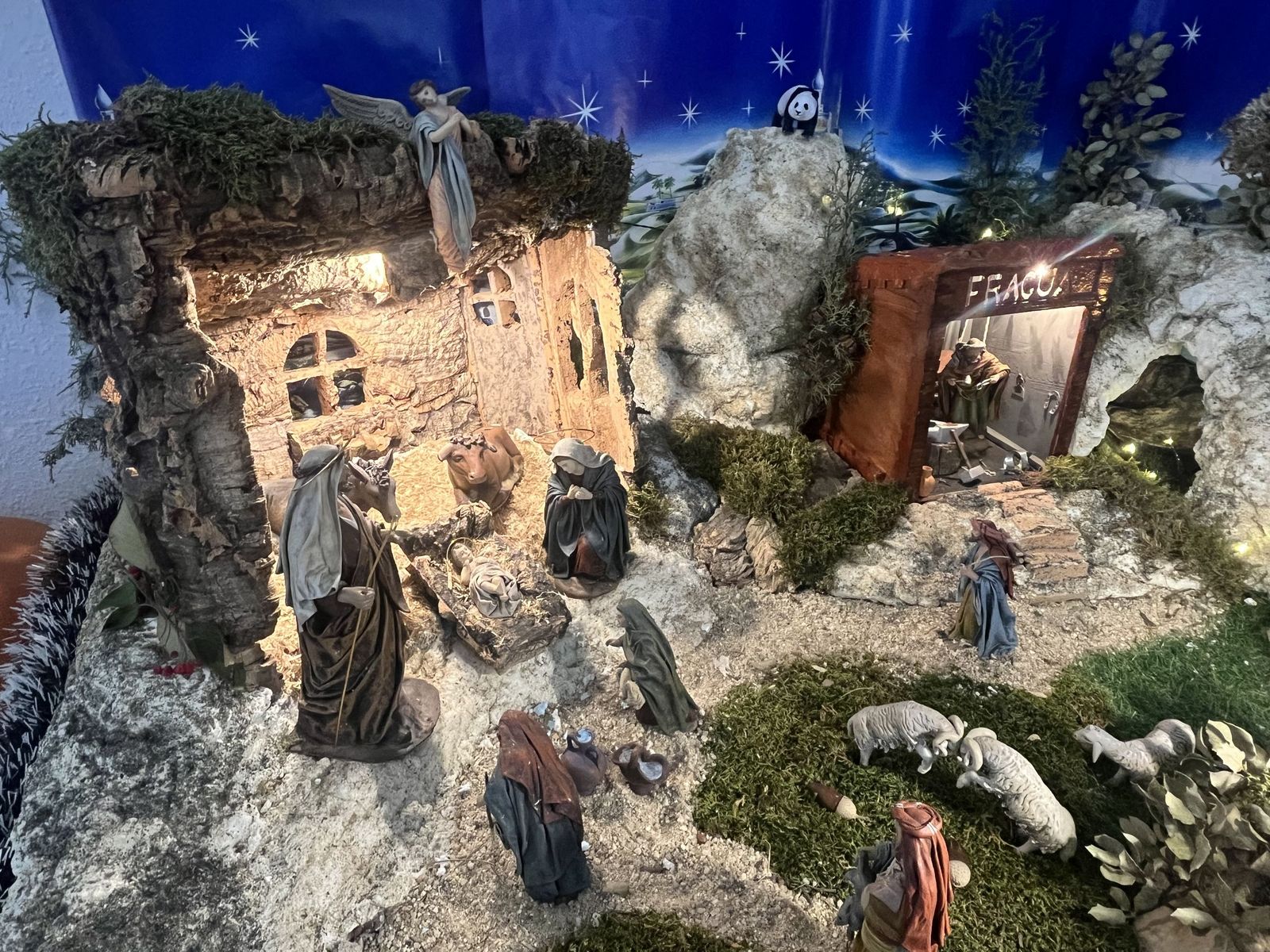 J.A.H.D. - Belén situado en una vivienda de la calle Las Lilas en Salamanca (3).jpeg