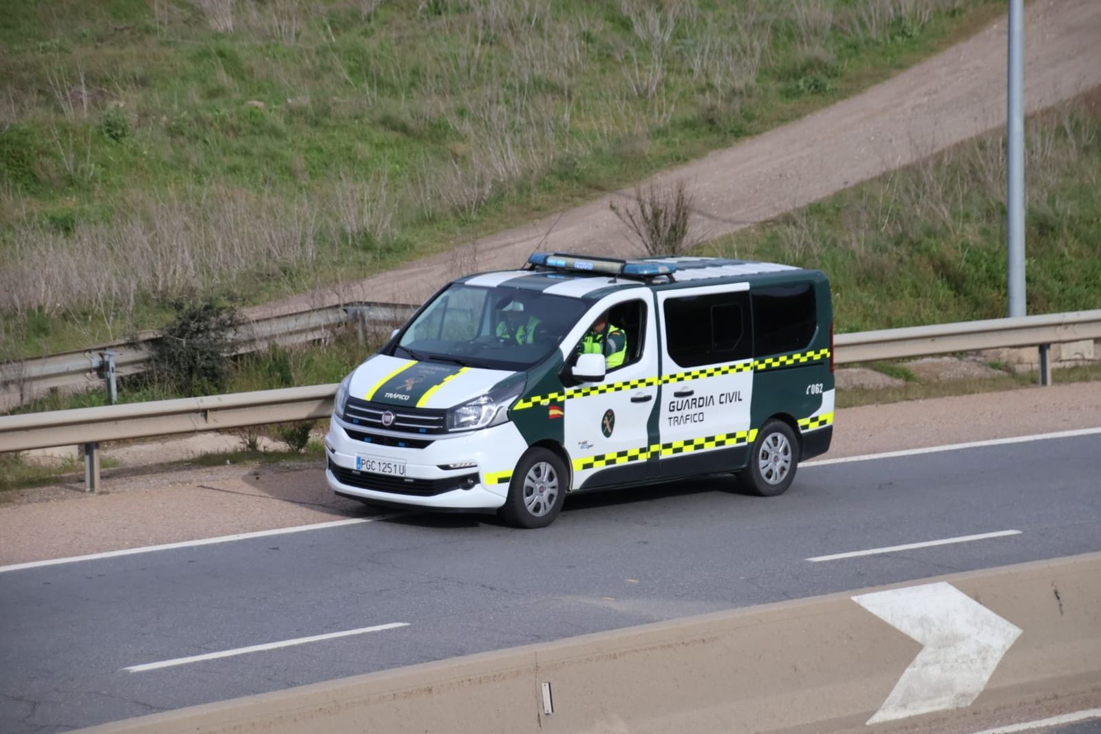 Furgón de la Guardia Civil de Tráfico en carretera. Foto de archivo Andrea M.