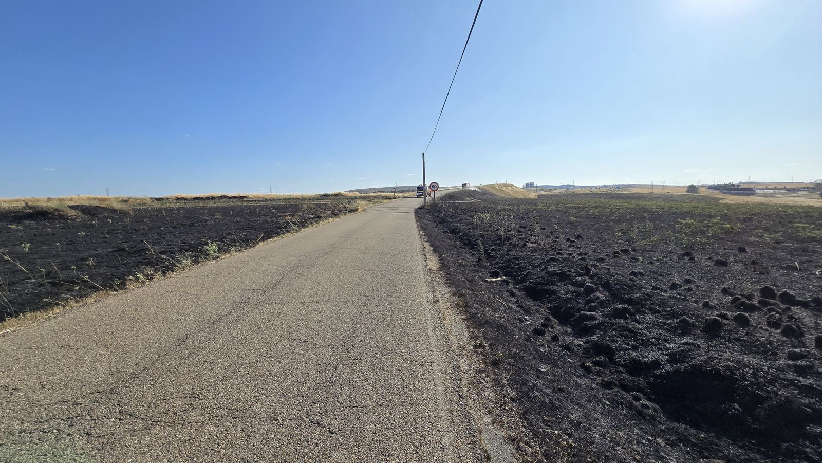 Incendio de pasto en la calle Félix Candela (Aldeatejada)