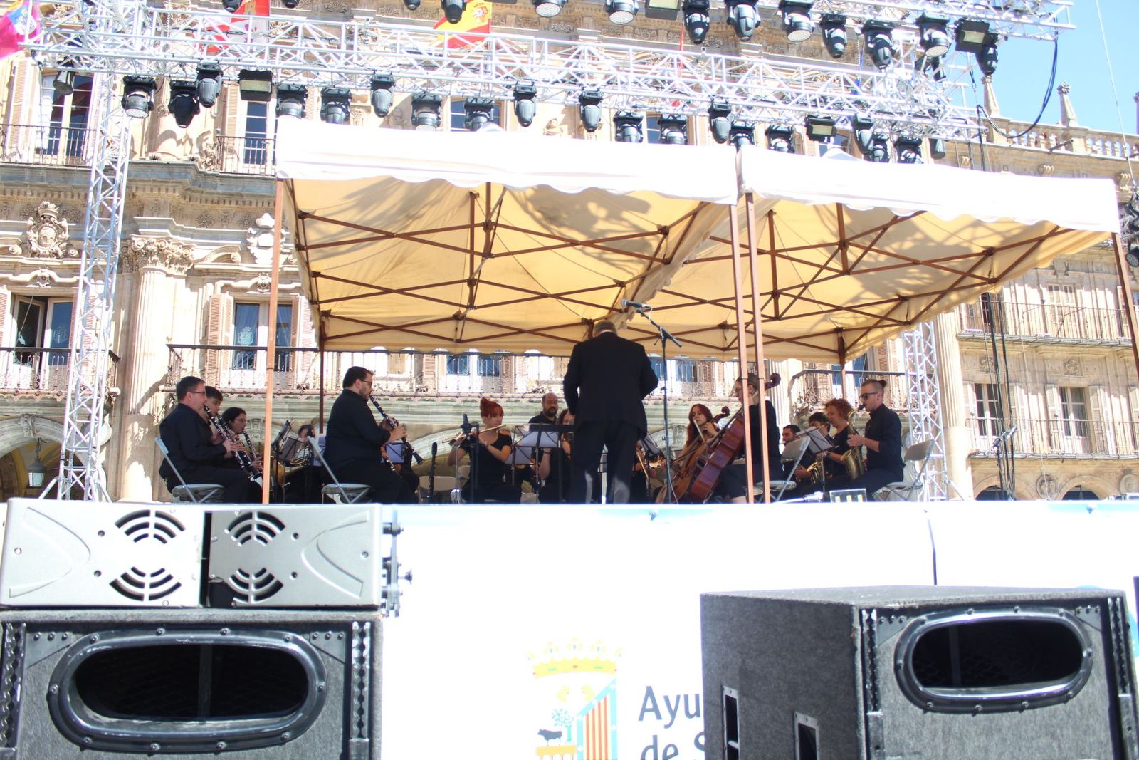 La banda de la escuela de música toca en la Plaza Mayor