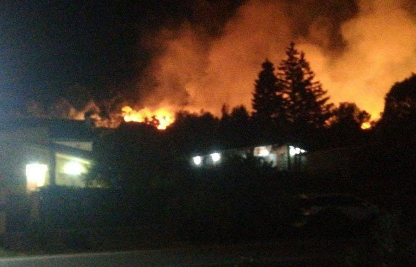 Un incendio en Santa María del Tiétar llegó de madrugada a varias viviendas