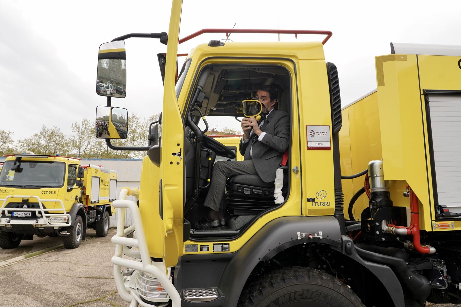 Juan Carlos Suárez-Quiñones a bordo de una de las nuevas autobombas