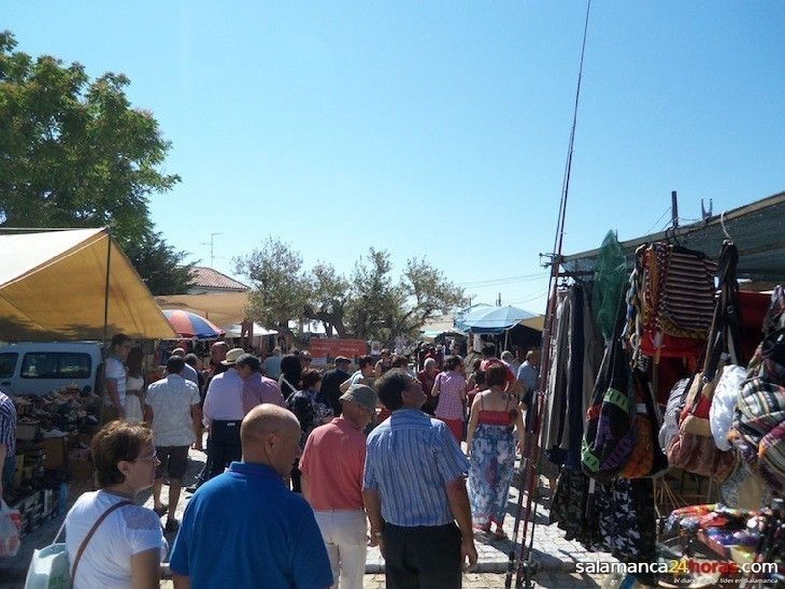 El municipio acoge una nueva edición especial del mercadillo portugués