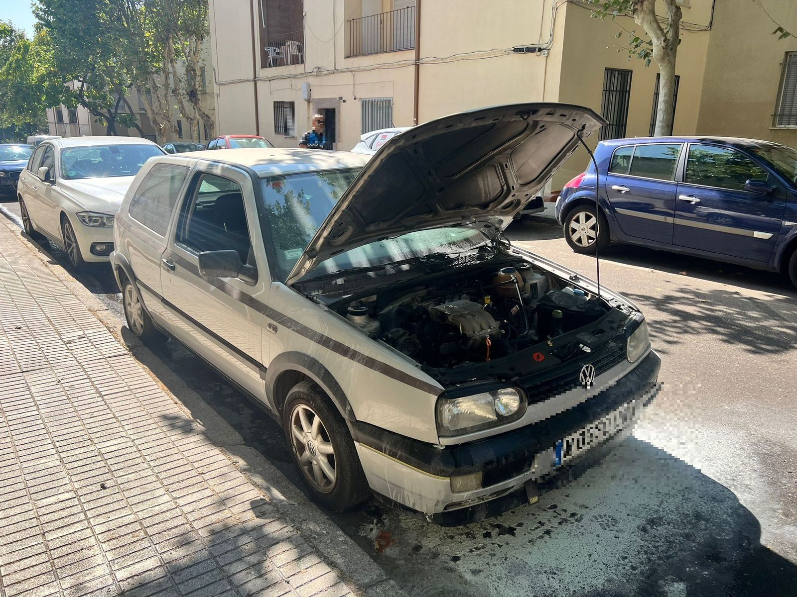 Coche incendiado en la calle Jardineros