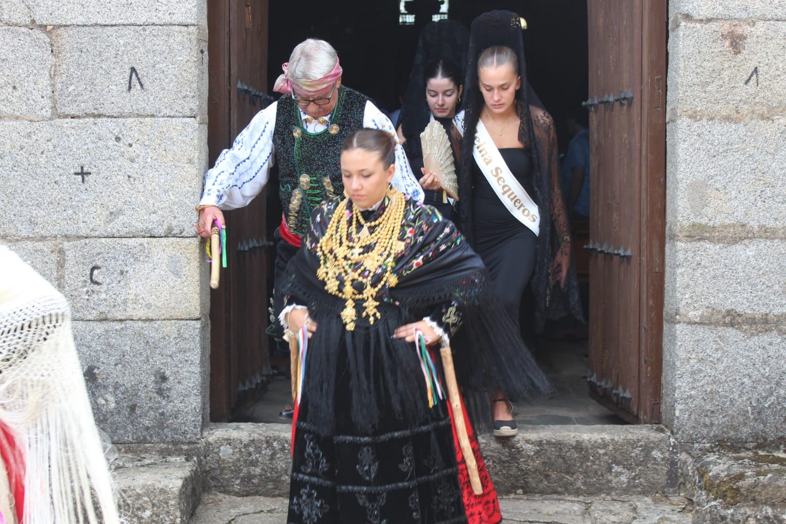 solemne-misa-en-la-iglesia-del-robledo-de-sequeros-procesion-y-ofertorio-37