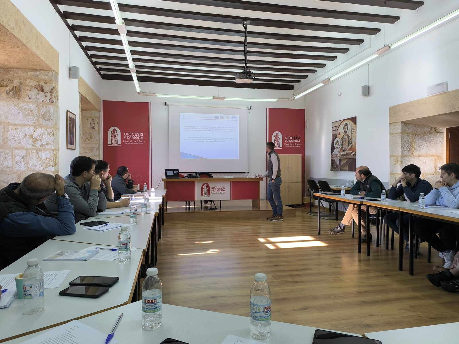 Expertos se dan cita en Zamora para descubrir los secretos de la maduración y los defectos en el queso