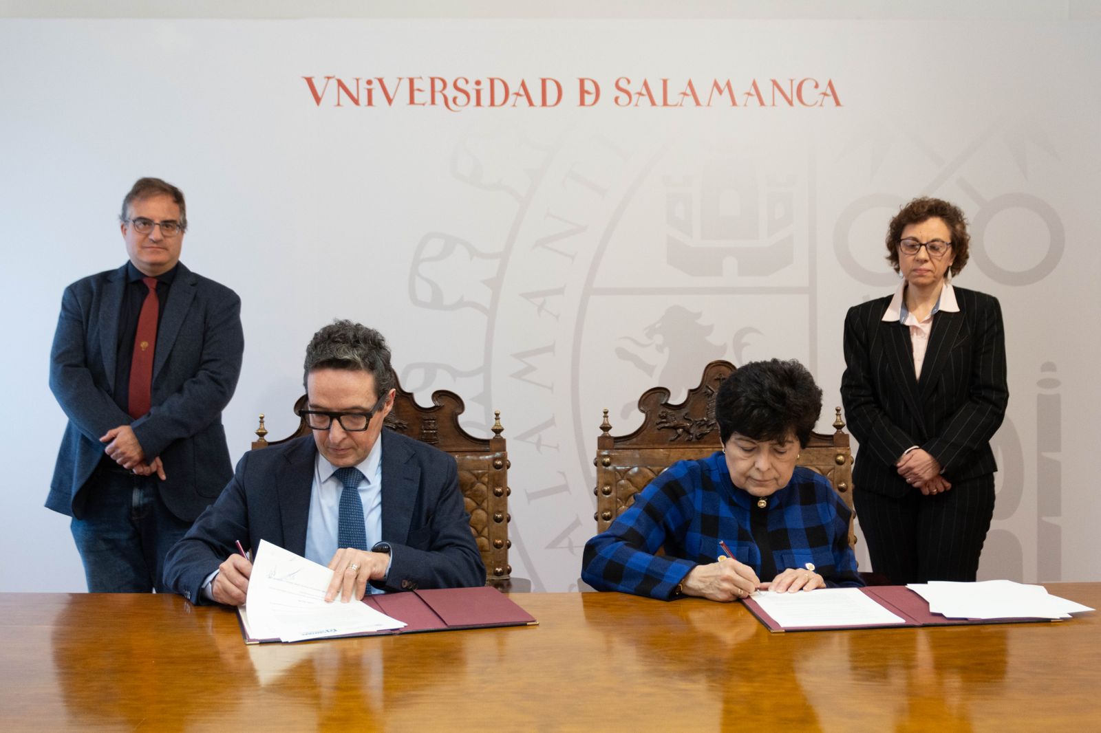 El rector de la Universidad de Salamanca y la presidenta de Central Connecticut State University de Estados Unidos firman un convenio de colaboración.   Sandra López