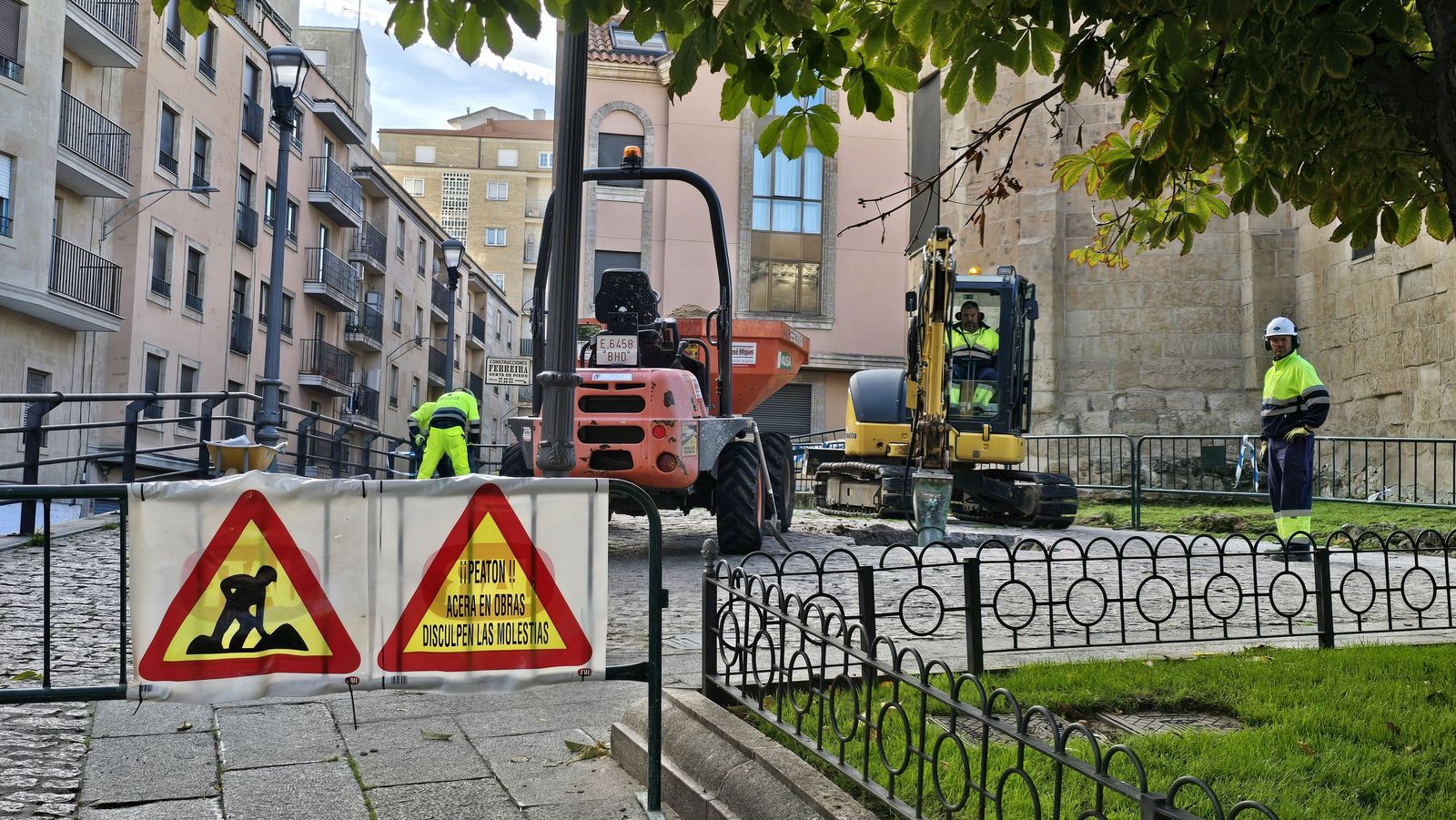 El alcalde de Salamanca, Carlos García Carbayo, visita las obras de renaturalización de plazas del casco histórico de la ciudad