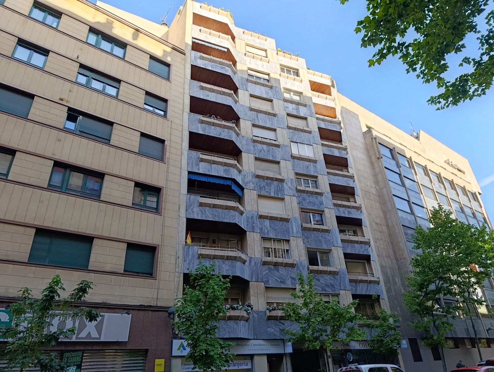 Edificio situado a la altura del número 19 en la Av. Torres Villarroel
