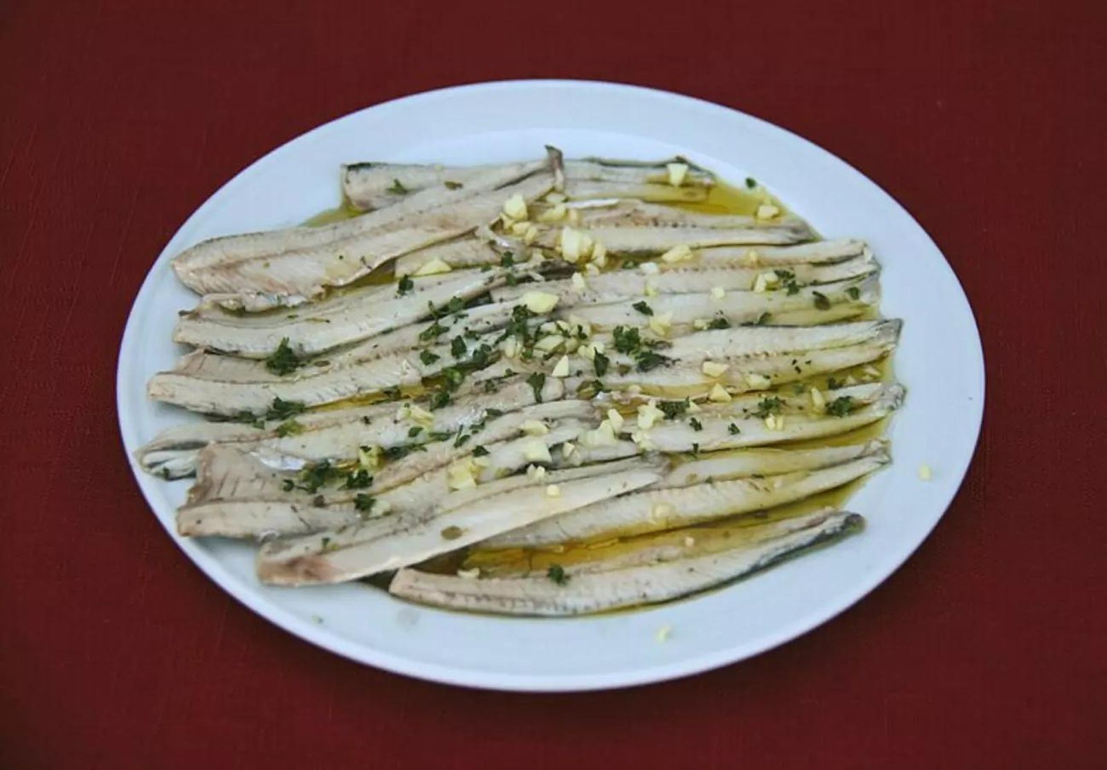 Alerta alimentaria por la presencia de listeria en unos boquerones con aceite y ajo vendidos en España