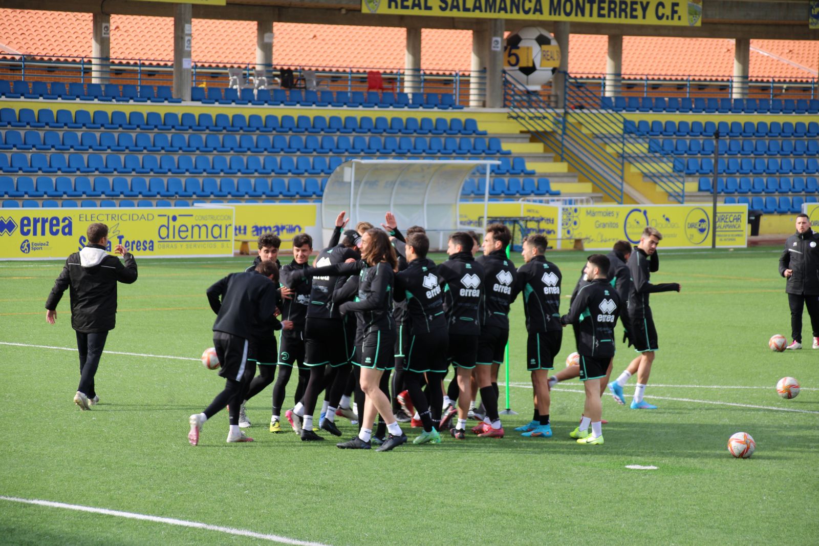 Pasillo de 'collejas' de los jugadores de Unionistas | FOTO SALAMANCA24HORAS.COM