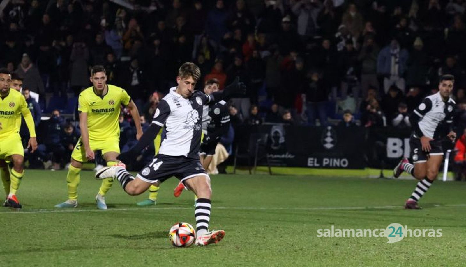 Planas lanza el penalti ante el Villarreal | FOTO ANDREA MATEOS
