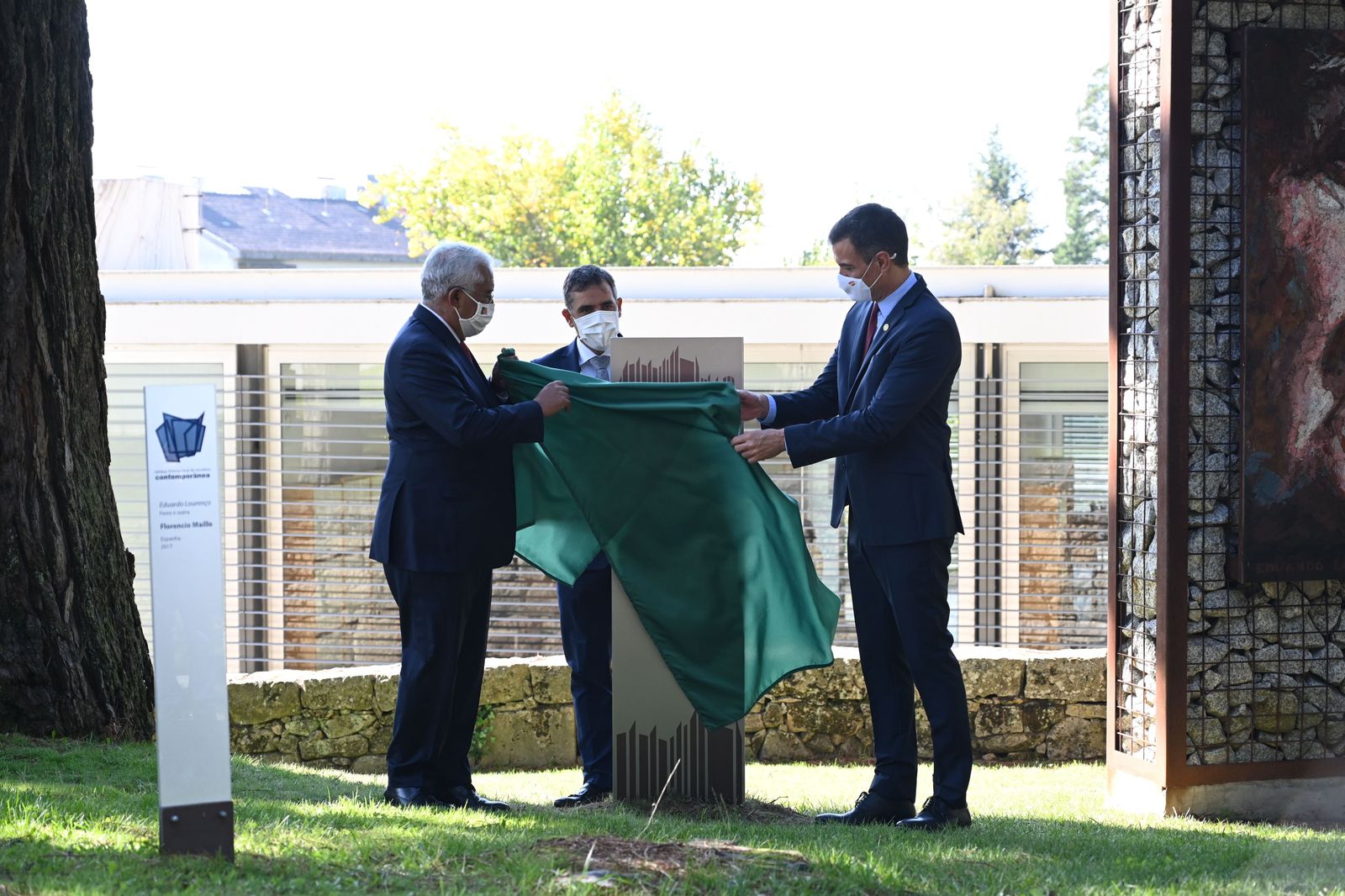El presidente del Gobierno, Pedro Sánchez (d), y el primer ministro de Portugal, Antonio Costa (i), descubren la placa conmemorativa de la XXXI Cumbre Luso-Española, en Guarda, (Portugal), a 10 de o