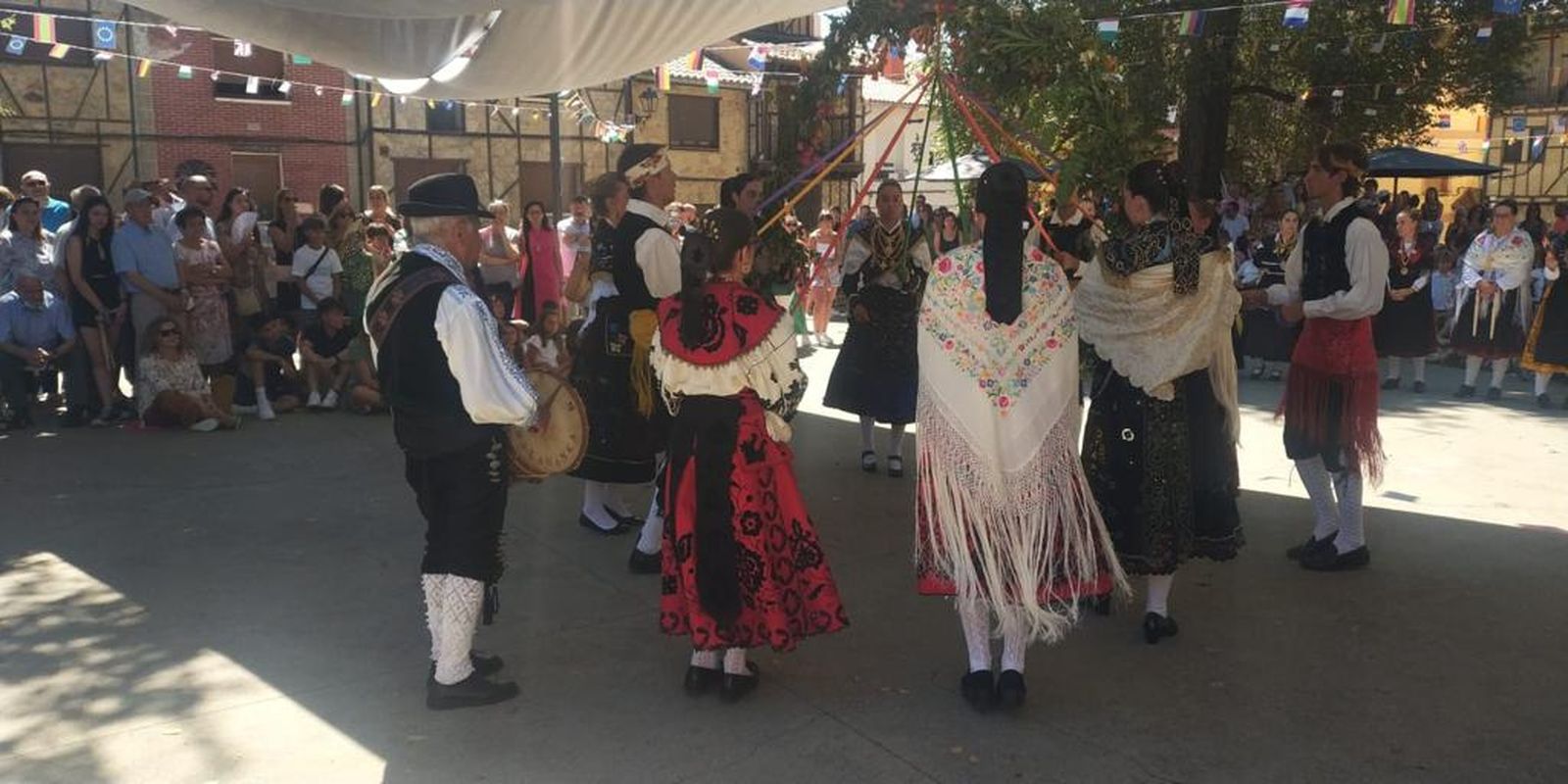 Procesión, ofertorio y danzas populares por los jóvenes del pueblo en Villanueva del Conde