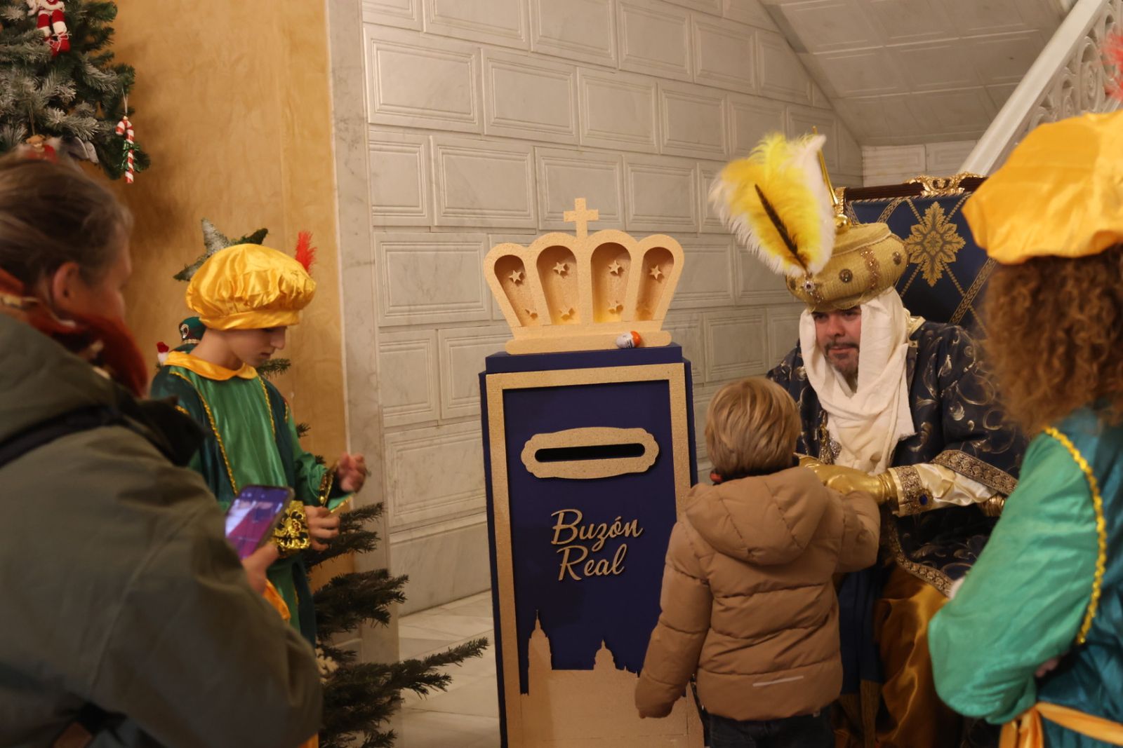 El Cartero Real sigue recogiendo las cartas con los deseos de los niños de Salamanca antes de la noche del 5 de enero