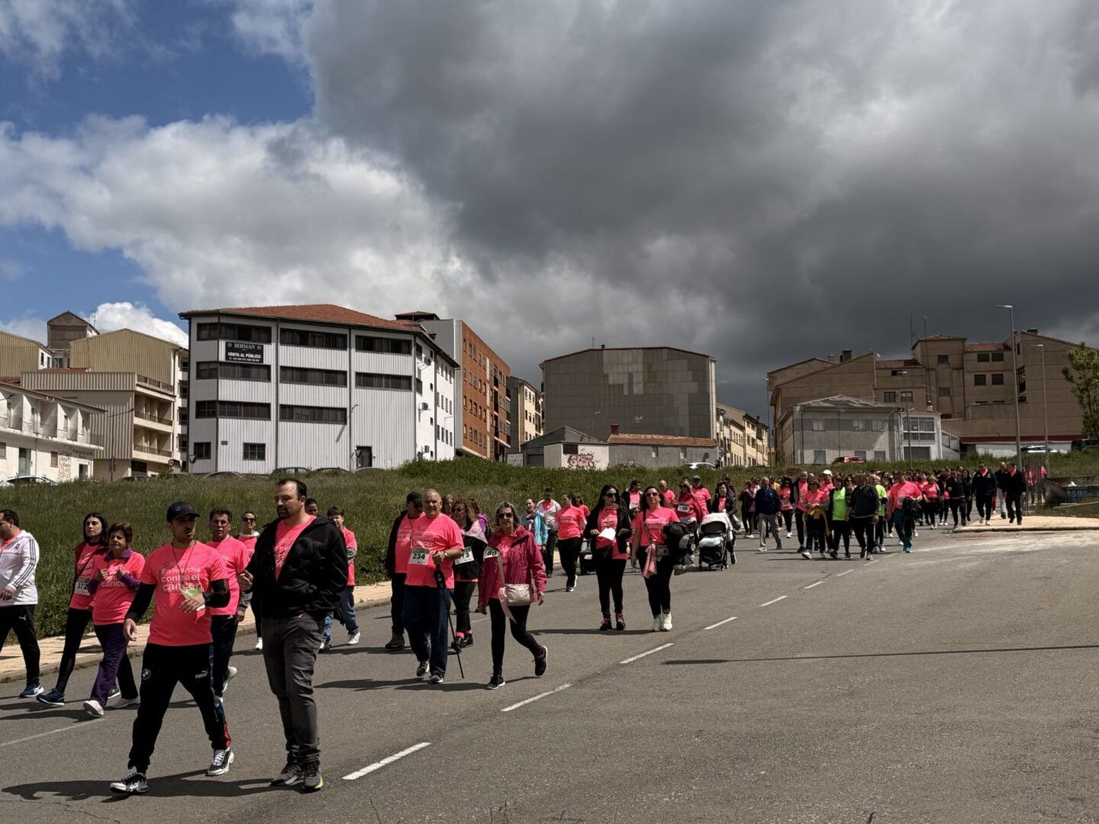 Guijuelo se vuelca en la II Marcha contra el Cáncer, con 450 personas por las calles. Foto: Ayto Guijuelo