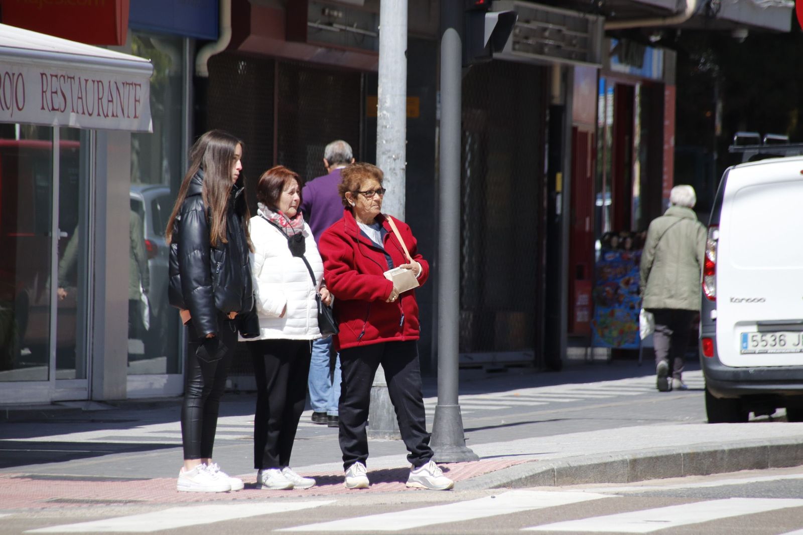 Gente por las calles de Salamanca en primavera