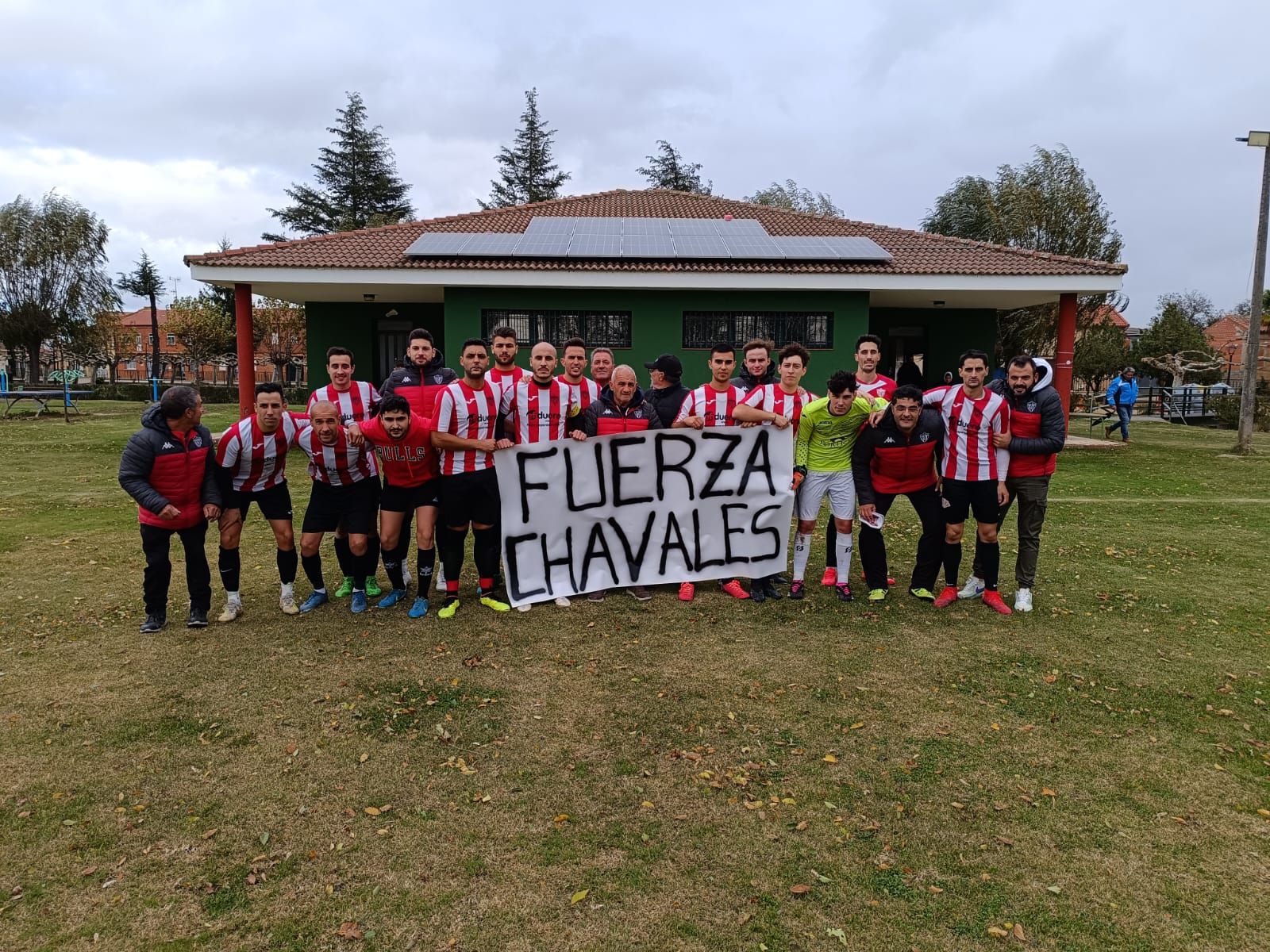 Los jugadores del CD Santa Croya mandan ánimo a sus compañeros de baja