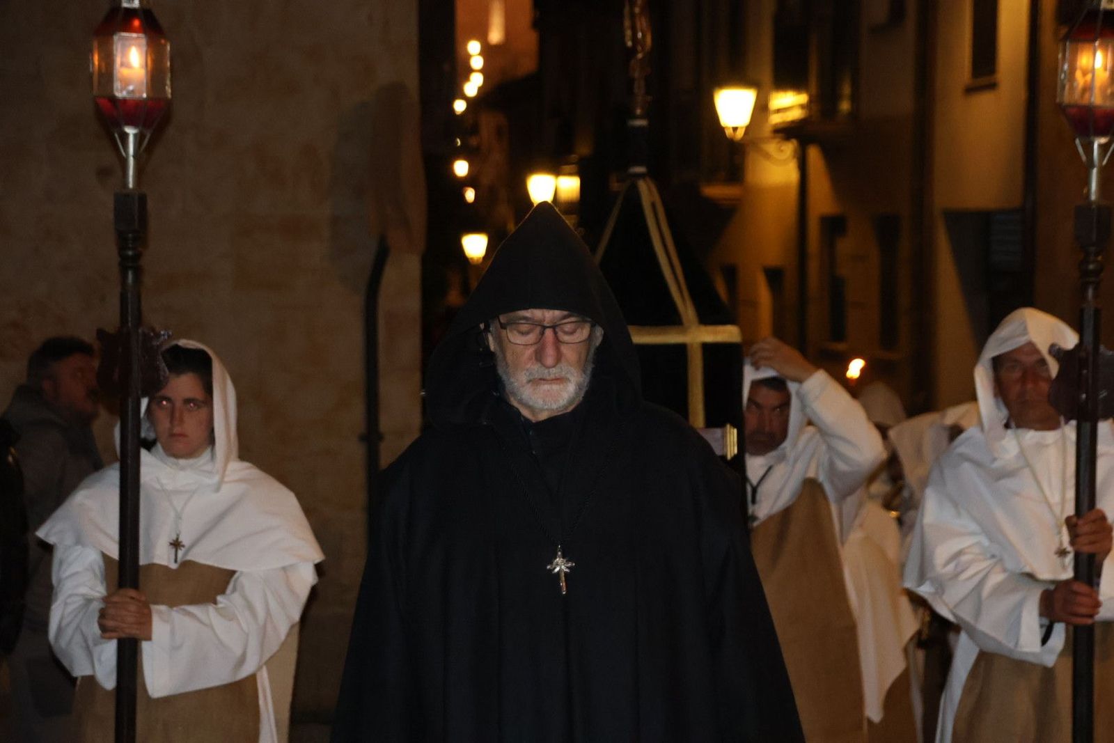 El Santísimo Cristo de la Liberación desfila con un imponente silencio por las céntricas calles de Salamanca