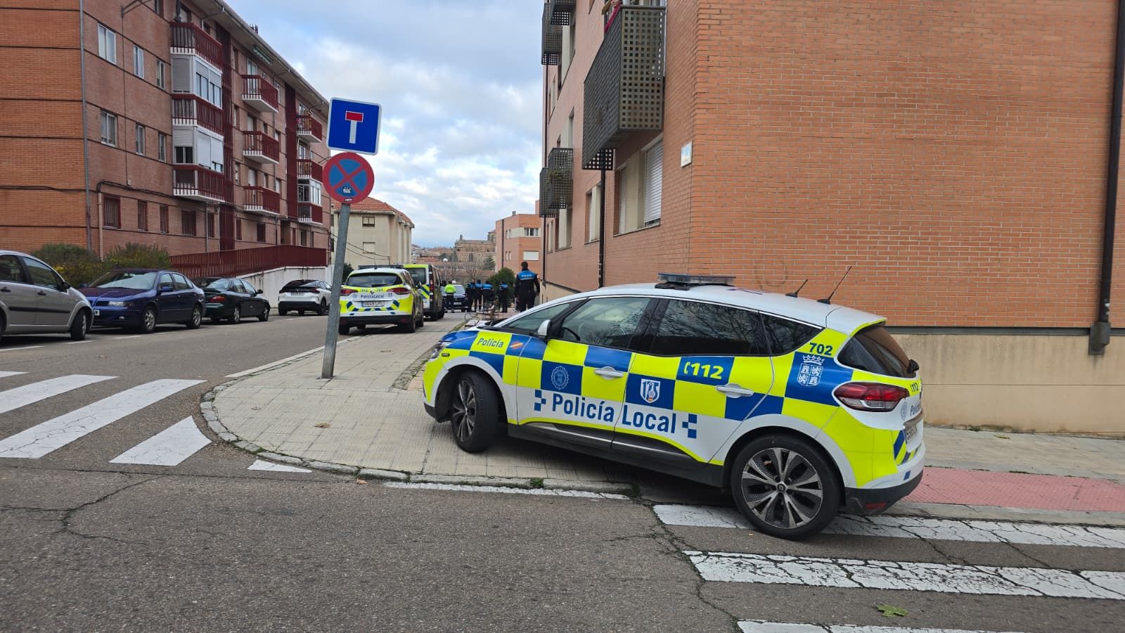 Un turismo choca contra un vehículo aparcado en el barrio del Tormes