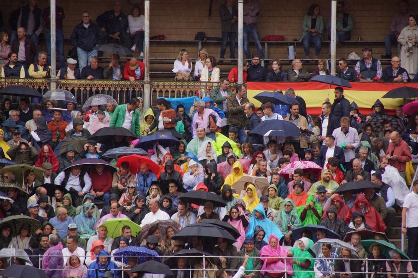 tendidos-de-la-glorieta-durante-la-corrida-de-garcia-y-olga-jimenez-19