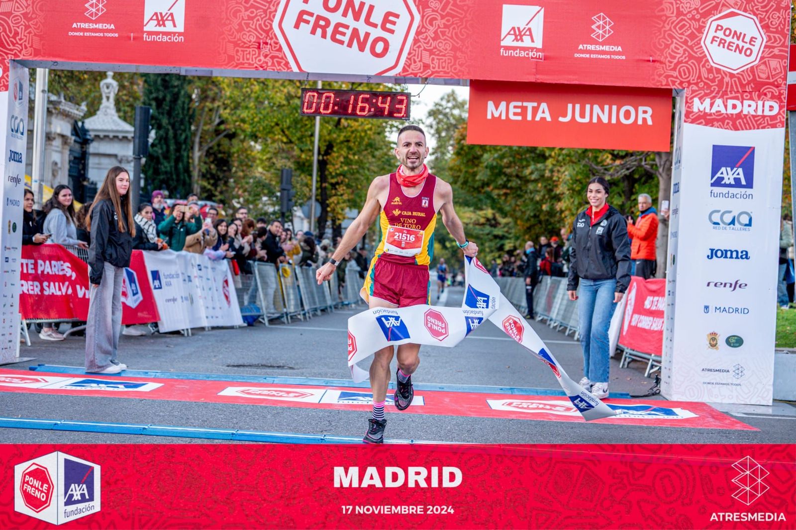 Hugo Tardon traspasando la linea de meta en los 5 km ponle freno