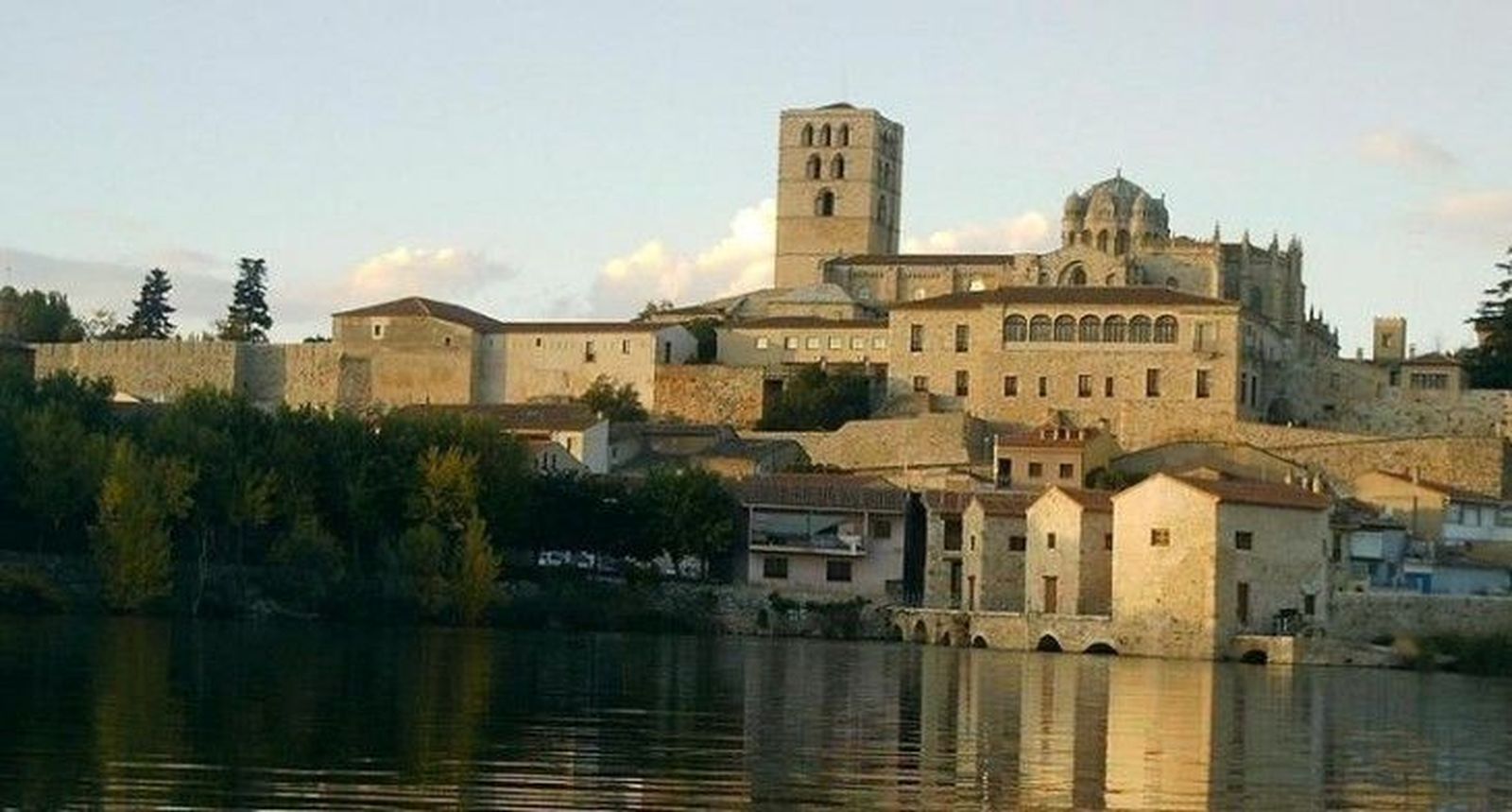 El teléfono 012 y los CEAS son las puertas de entrada de la Red de protección social
