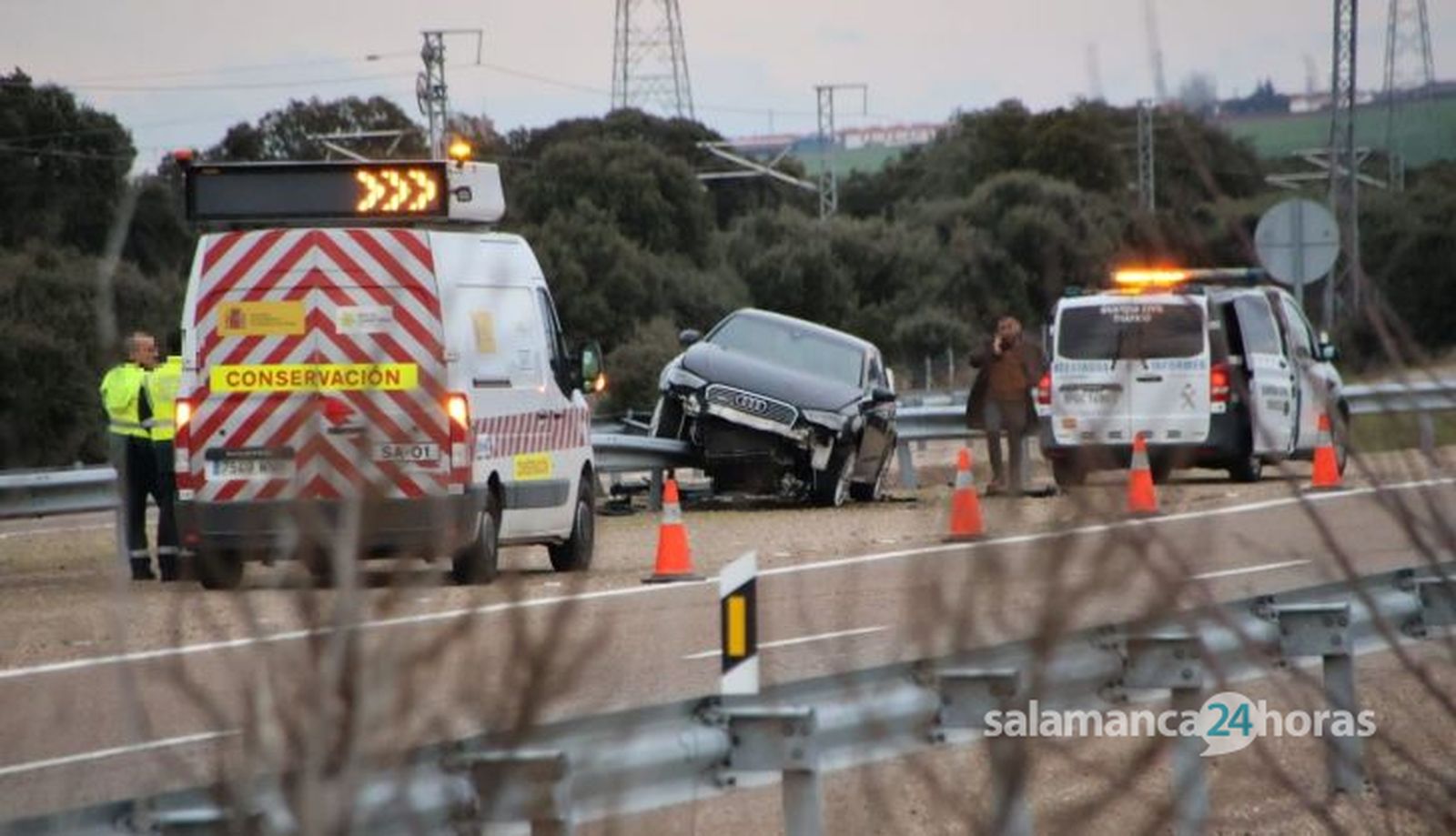 Un vehículo impacta contra un guardarraíl y salta la mediana al salirse de la vía en la A 62, a la altura de La Rad. Andrea M (1)