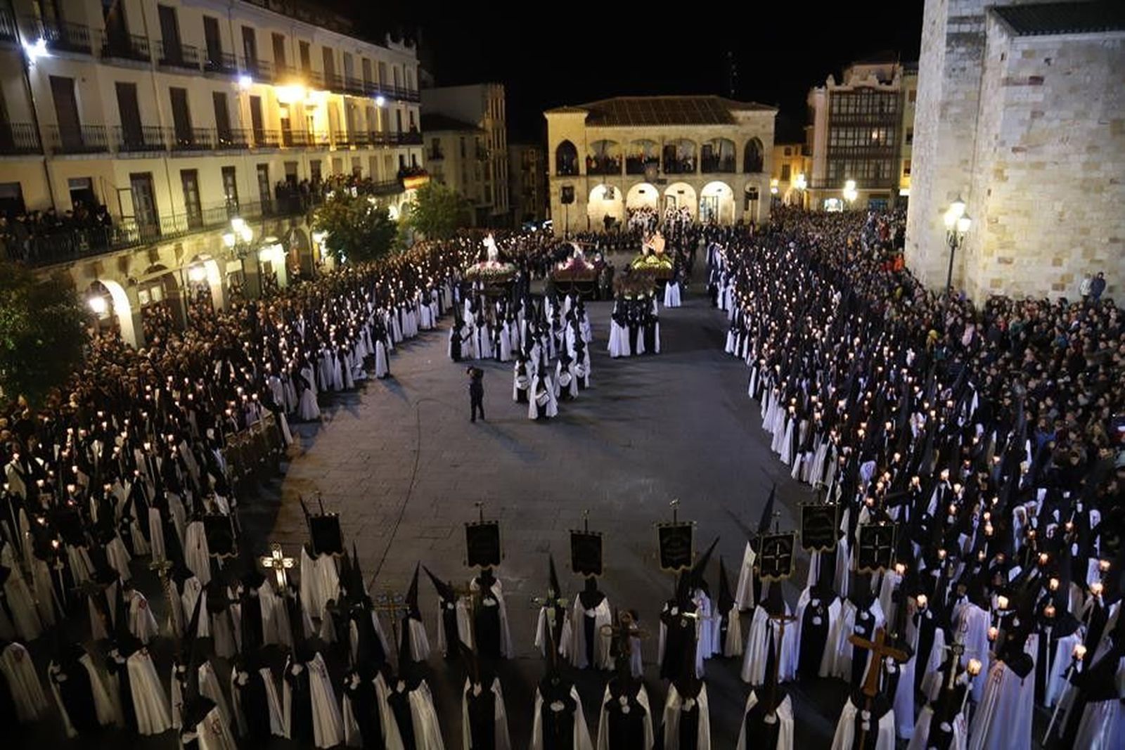 Imagen de la Tercera Caída en su acto central en la Plaza Mayor. Archivo