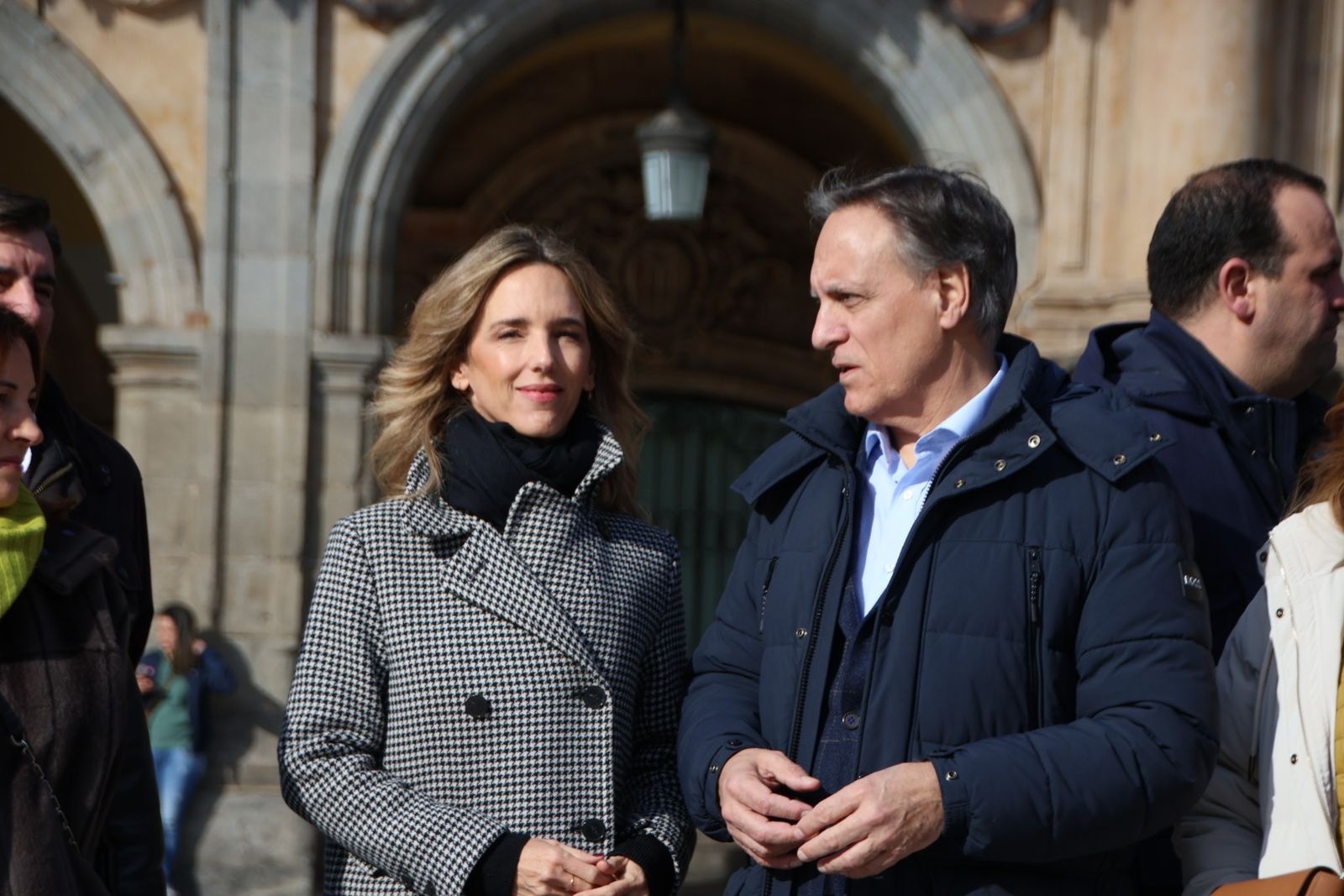 Cayetana Álvarez de Toledo y Carlos García Carbayo, dan un paseo electoral por la Plaza Mayor