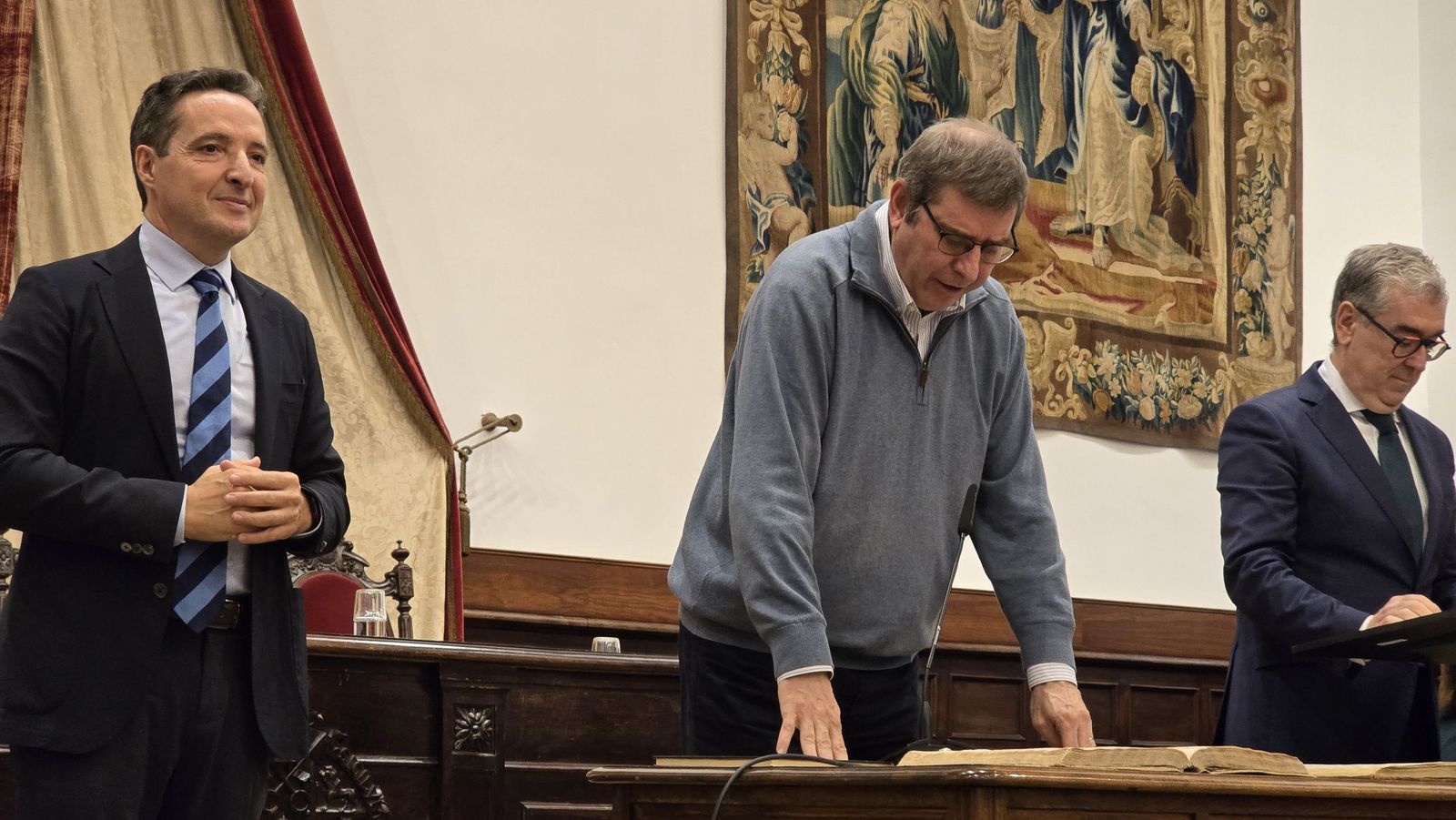 El rector de la Universidad de Salamanca preside el acto de toma de posesión de nuevos cargos académicos y del personal docente e investigador